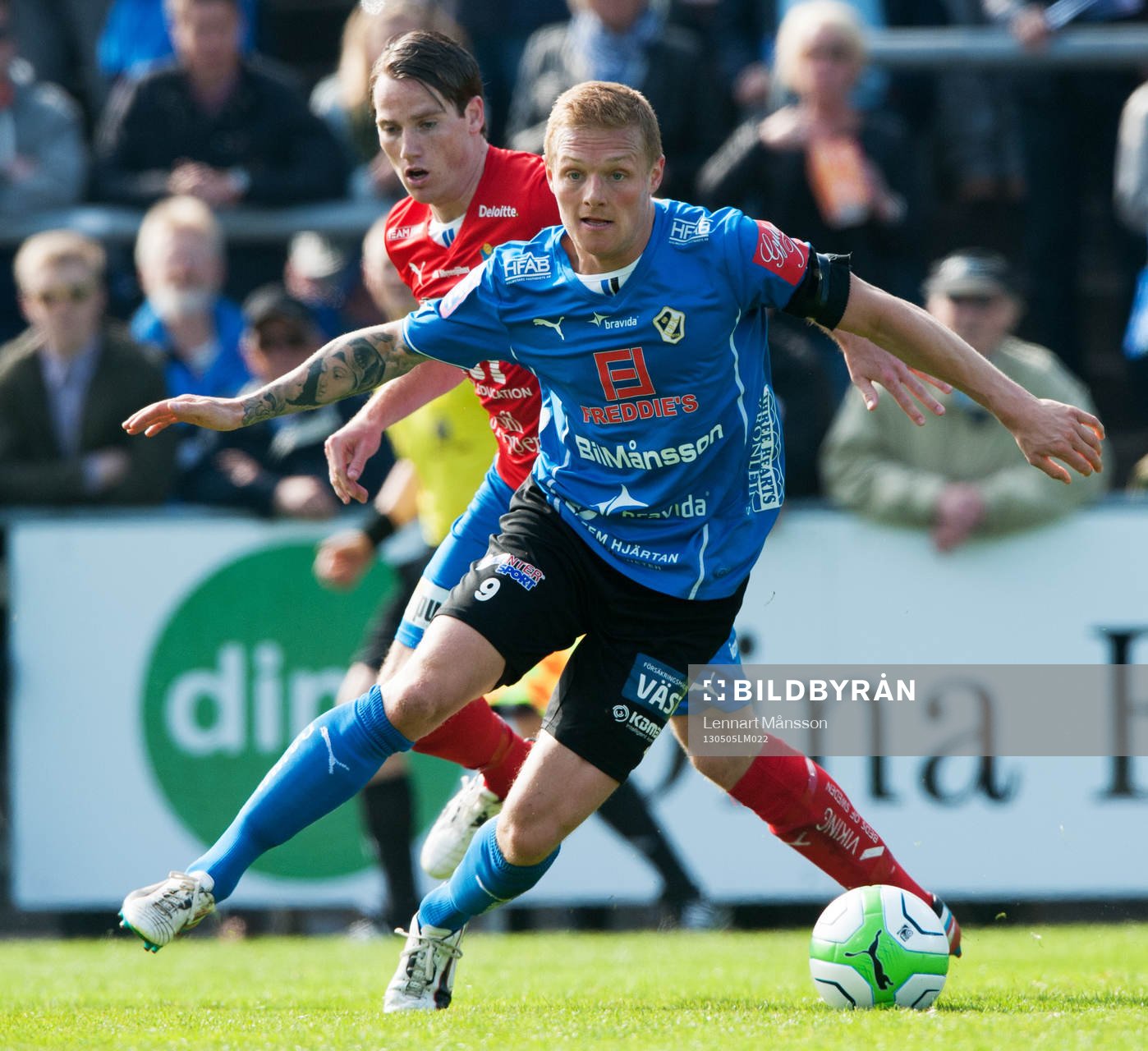 Gudjon Baldvinsson, Halmstad, jagas av Johan Persson, Öster