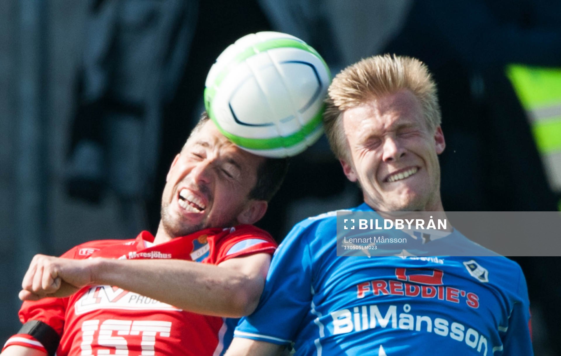 Andreas Landgren, Halmstad, nickduellerar med Denis Velic,