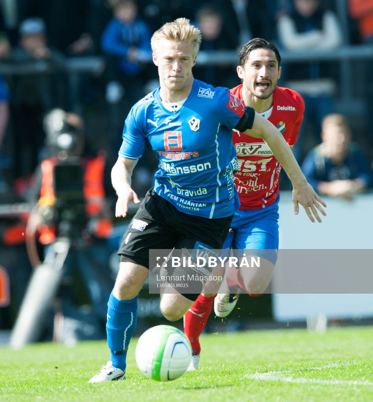 Andreas Landgren, Halmstad, jagas av Pablo Pinones Arce,