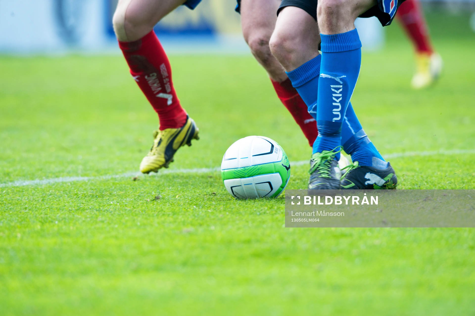 Fot, fötter, boll, gräsmatta, fotbollsstrumpor