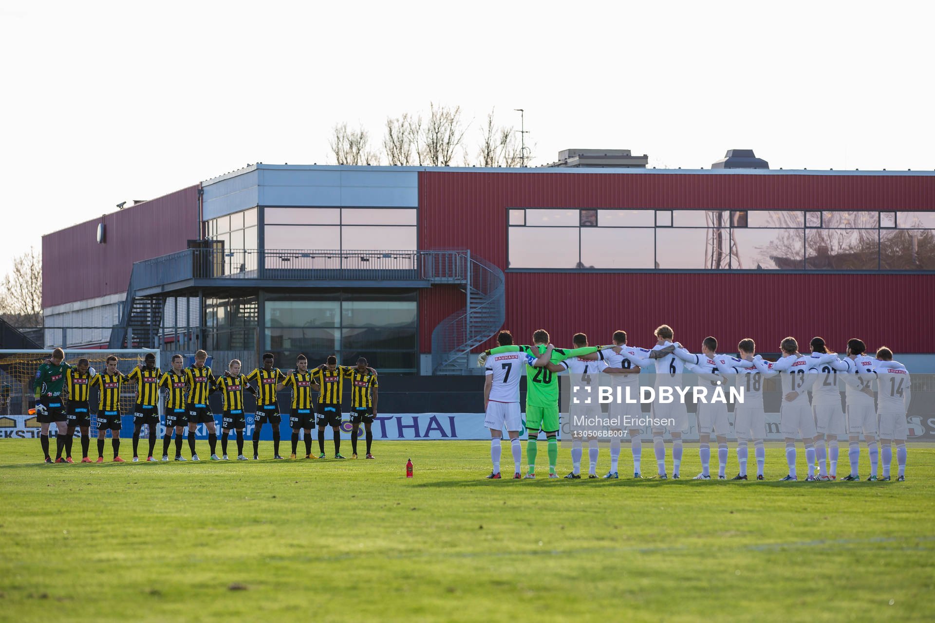 Tyst minut innan matchen för Ivan Turina