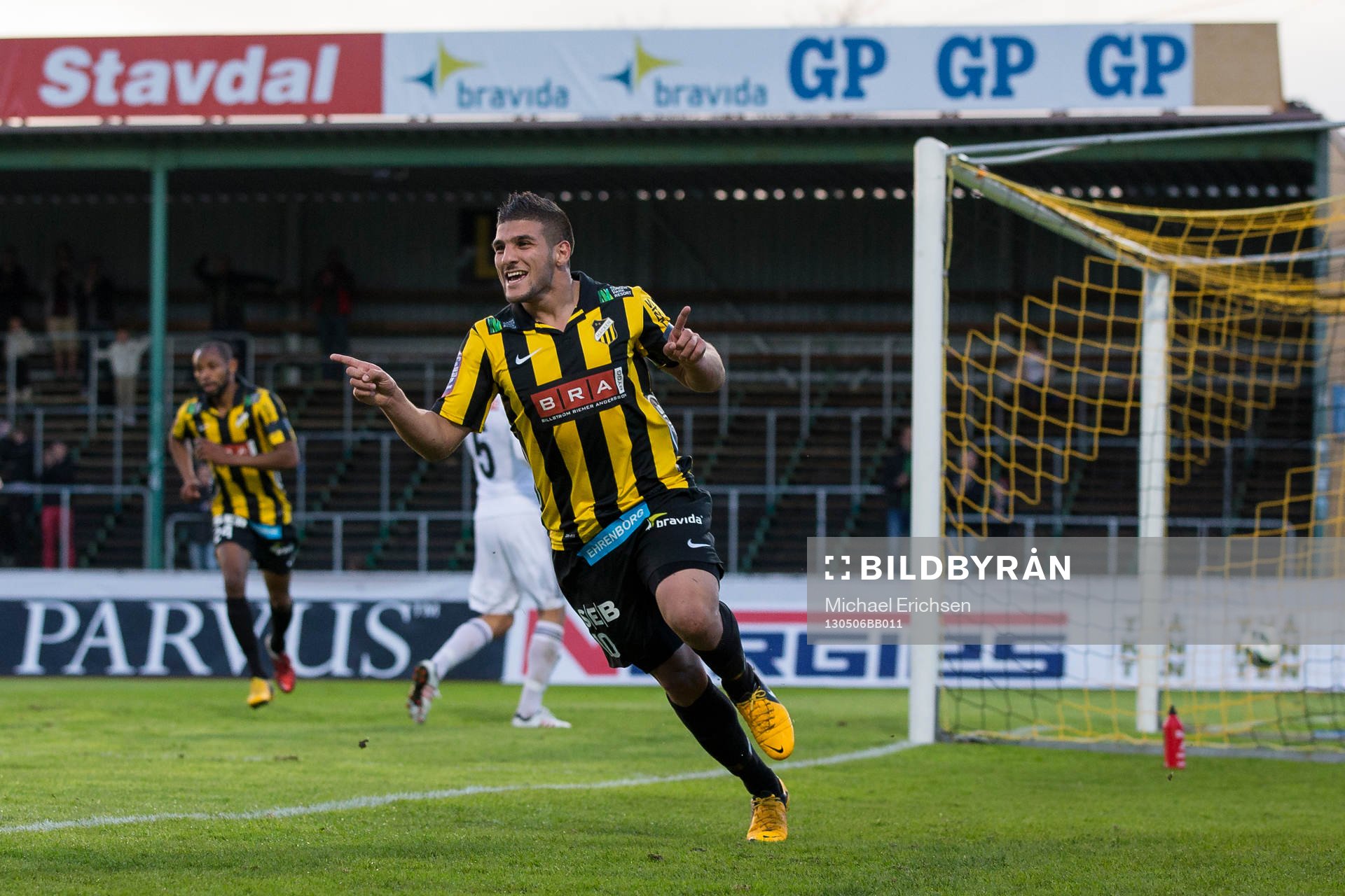 Fotboll, Allsvenskan, Häcken - Brommapojkarna: Moestafa El Kabir, Häcken jublar efter att ha gjort matchavgörande 1-0 bakom Niklas Westberg, målvakt Brommapojkarna