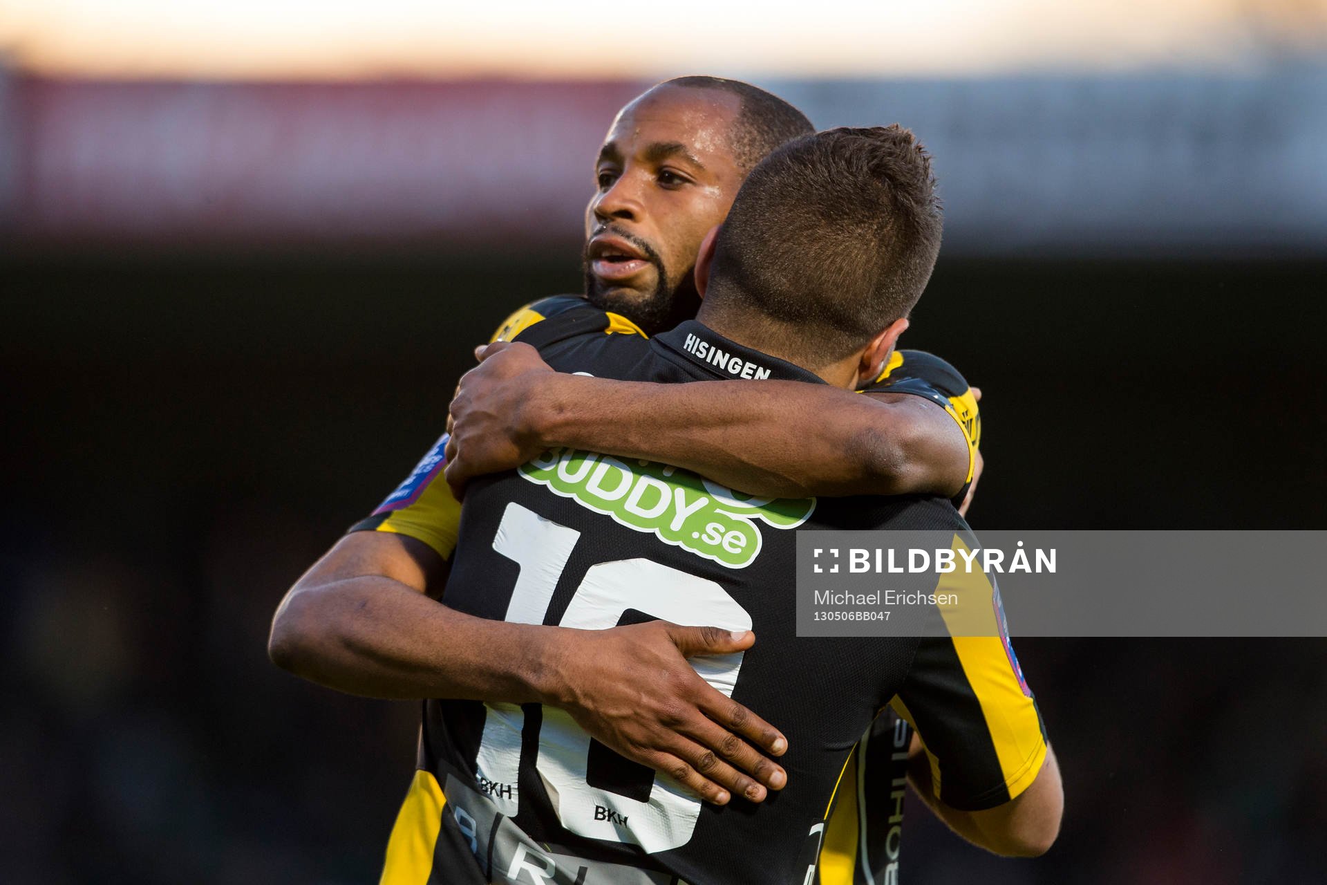 Rene Makondele kramar om matchvinnaren Moestafa El Kabir