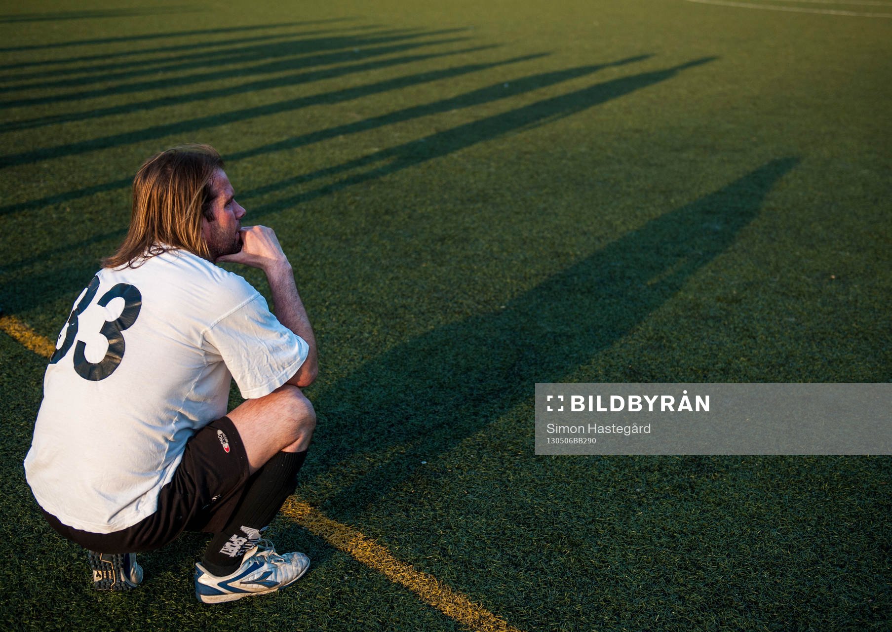 Fotboll, Korpen Malmö: En spelare i korplaget Handikappbadets FC ser på när lagkamraterna spelar sista minuterna av matchen mot Ribban In I.