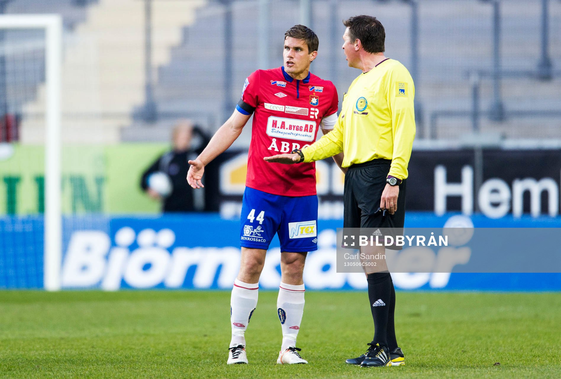 David Leinar, Örgryte, diskuterar med domaren