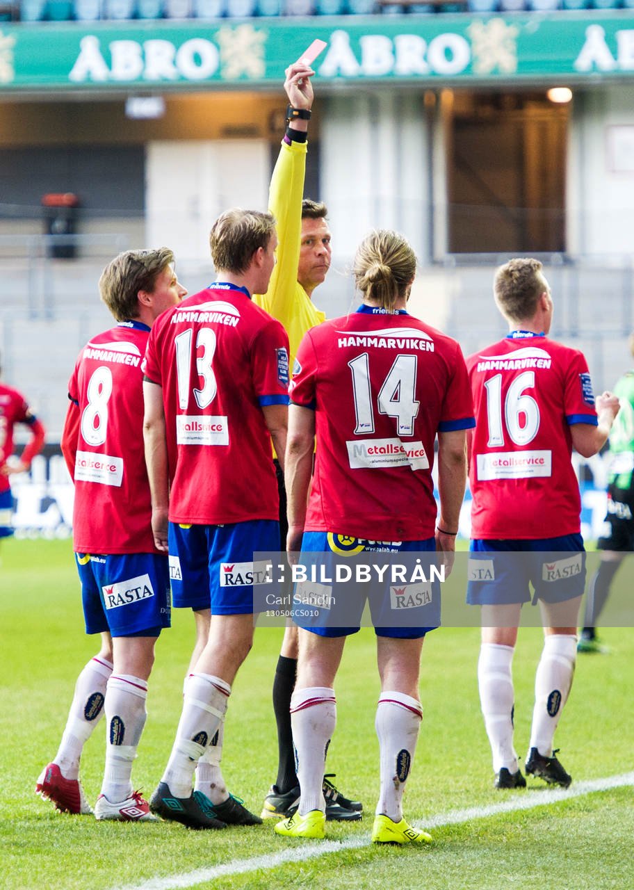 Fotboll, Superettan, Örgryte - GAIS: Domare Antti Kanerva, Olofstorp, ger rött kort till Emil Karlsson, Örgryte.