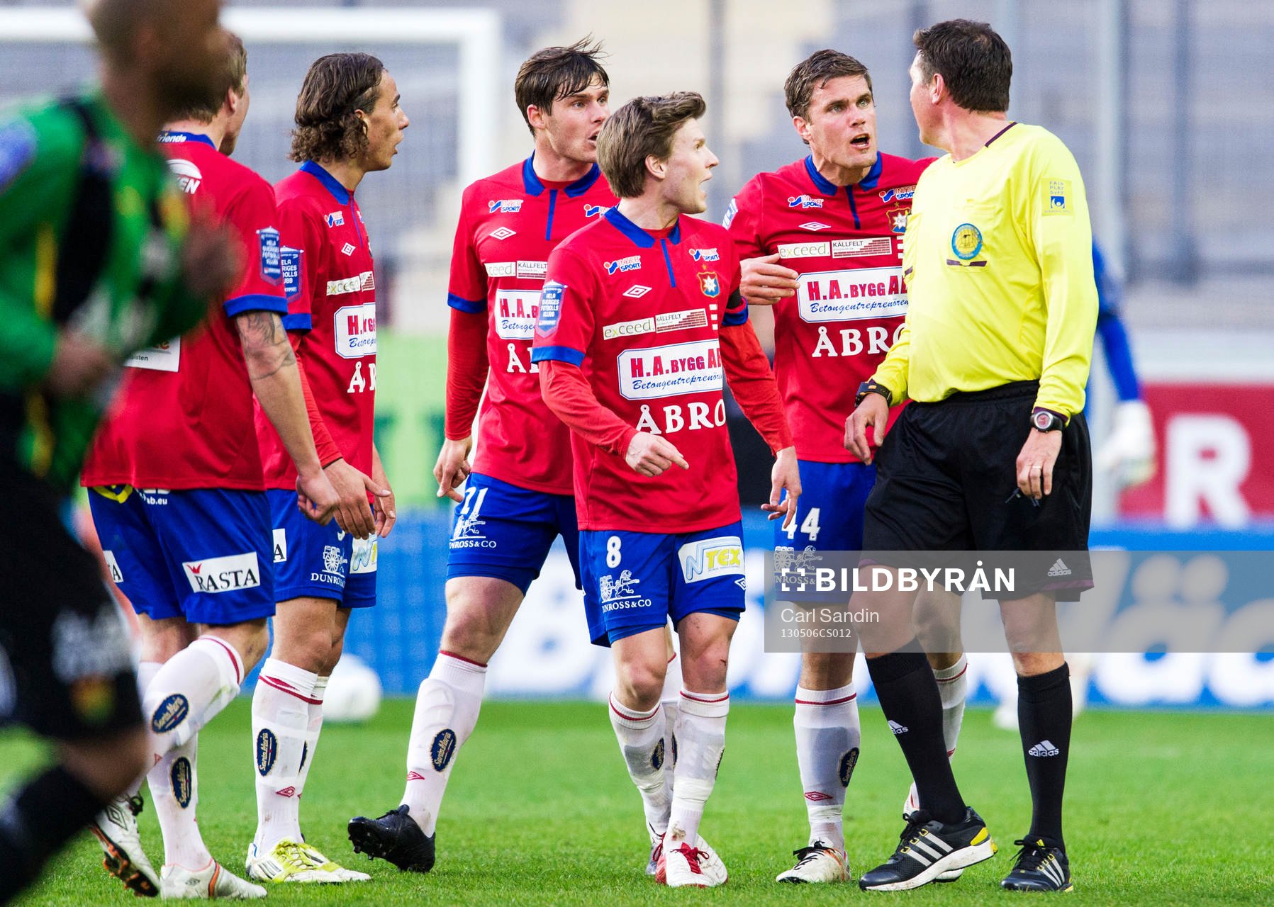 En upprörd David Leinar, Örgryte, pratar med domaren