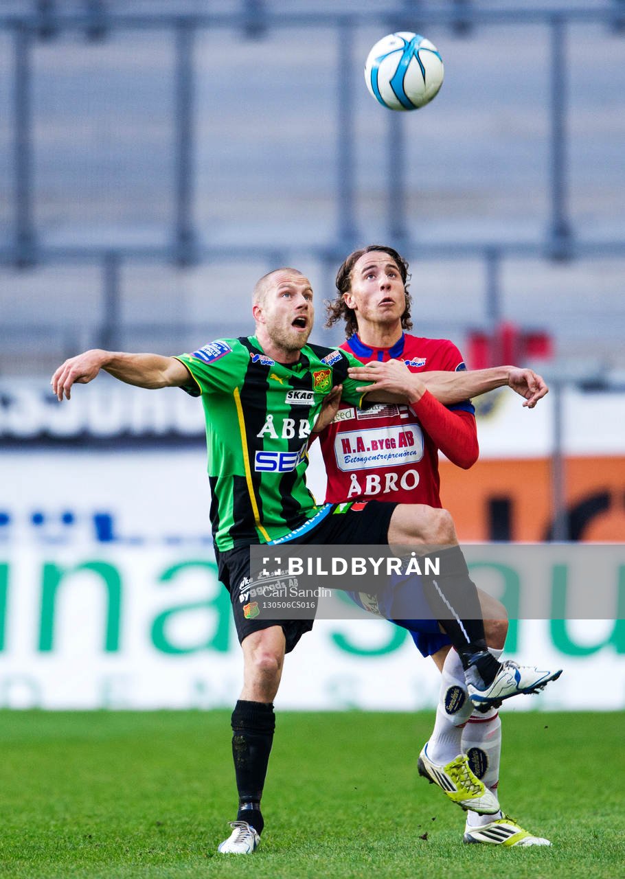 Fotboll, Superettan, Örgryte - GAIS: Närkamp mellan Joel Johansson, Gais, och Jonathan Azulay, Örgryte.