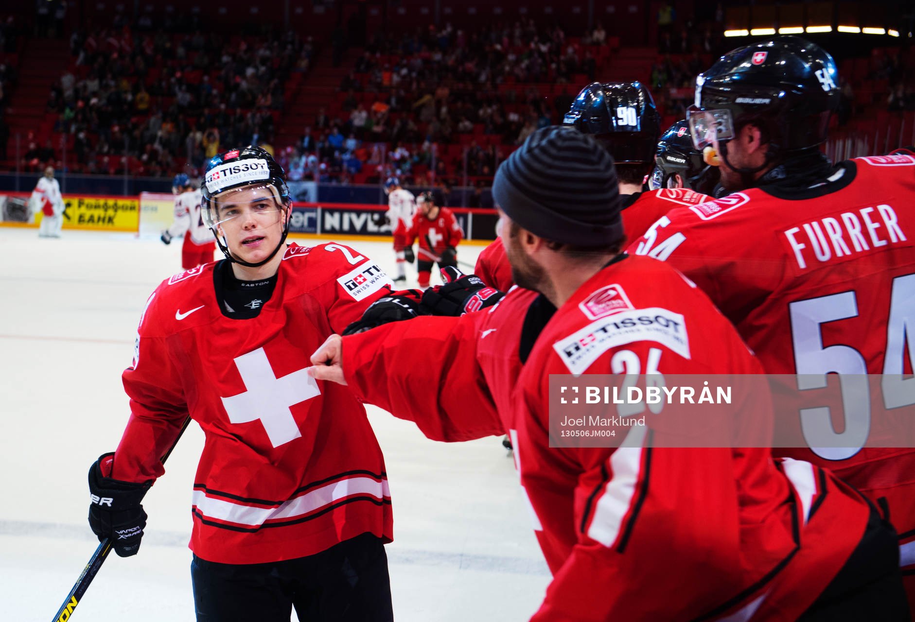 Schweiz Reto Suri (v) gratuleras till sitt 5-2-mål i