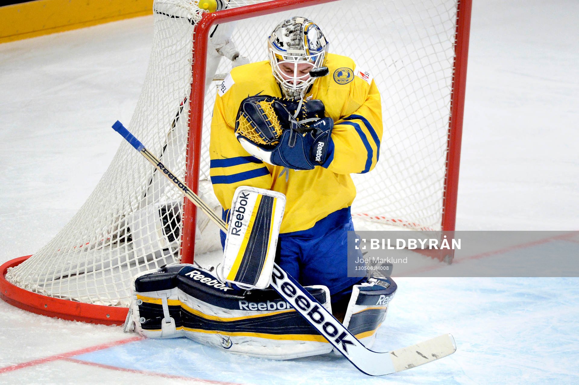 Sveriges målvakt Jhonas Enroth räddar ett skott i matchen