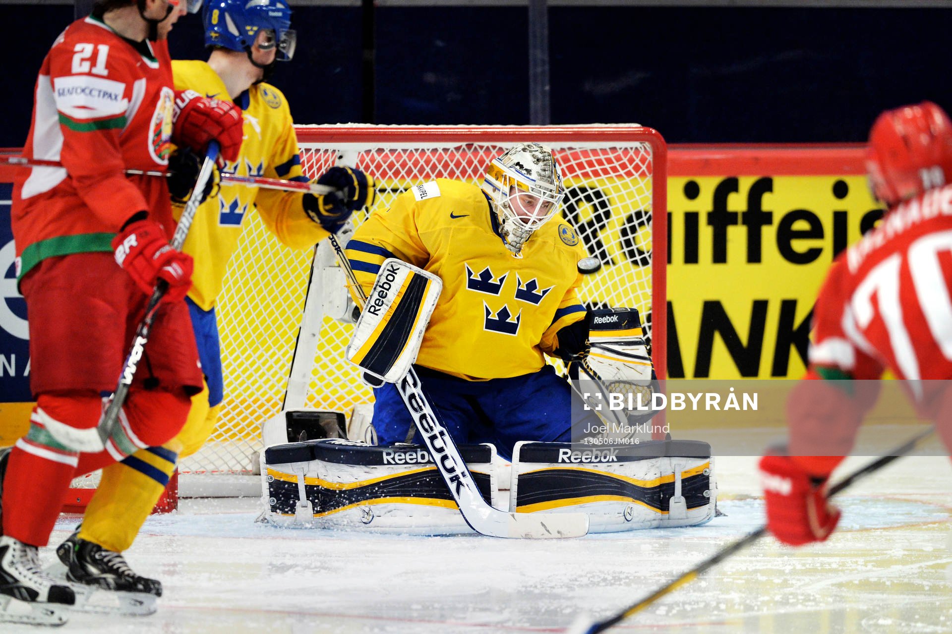 Sveriges målvakt Jhonas Enroth räddar ett skott i matchen