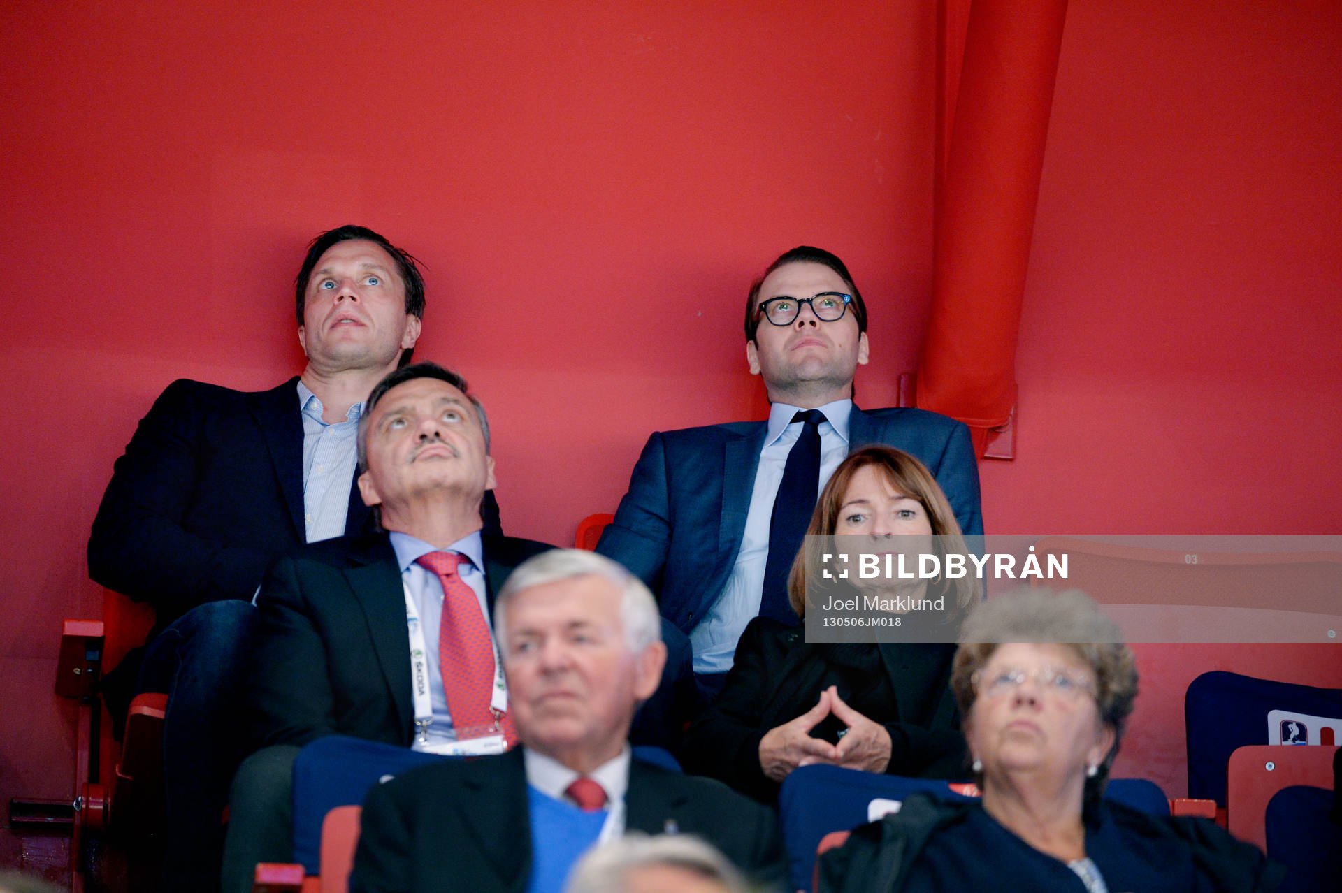 Prins Daniel ser på matchen mellan Sverige och Vitryssland