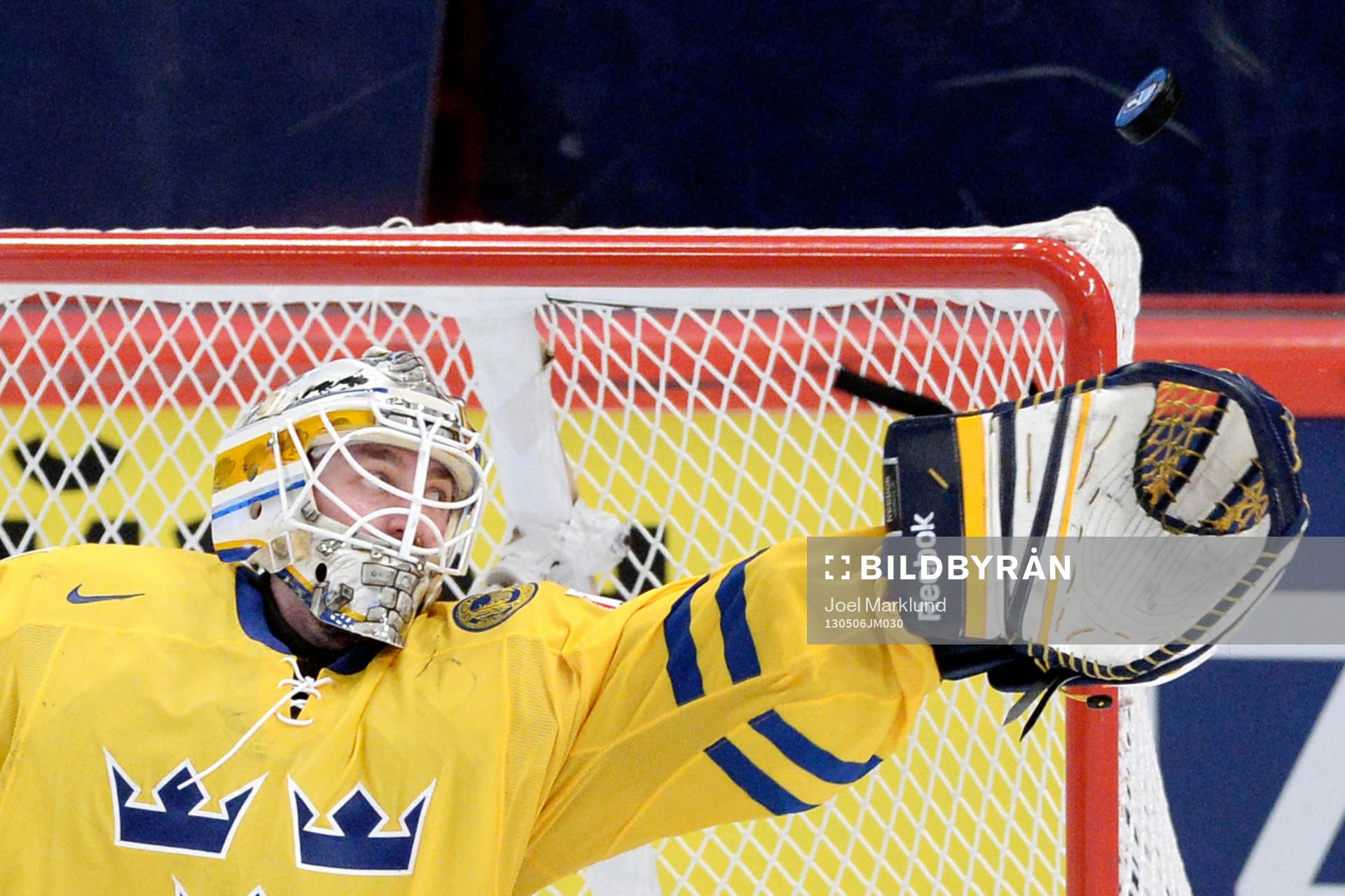 Sveriges målvakt Jhonas Enroth sträcker sig