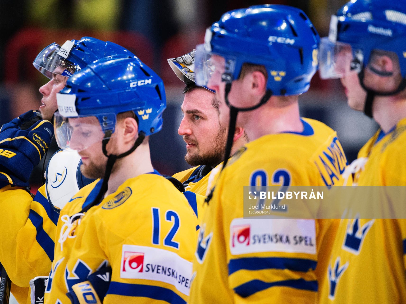 Sveriges målvakt Jhonas Enroth ses i mitten bland övriga