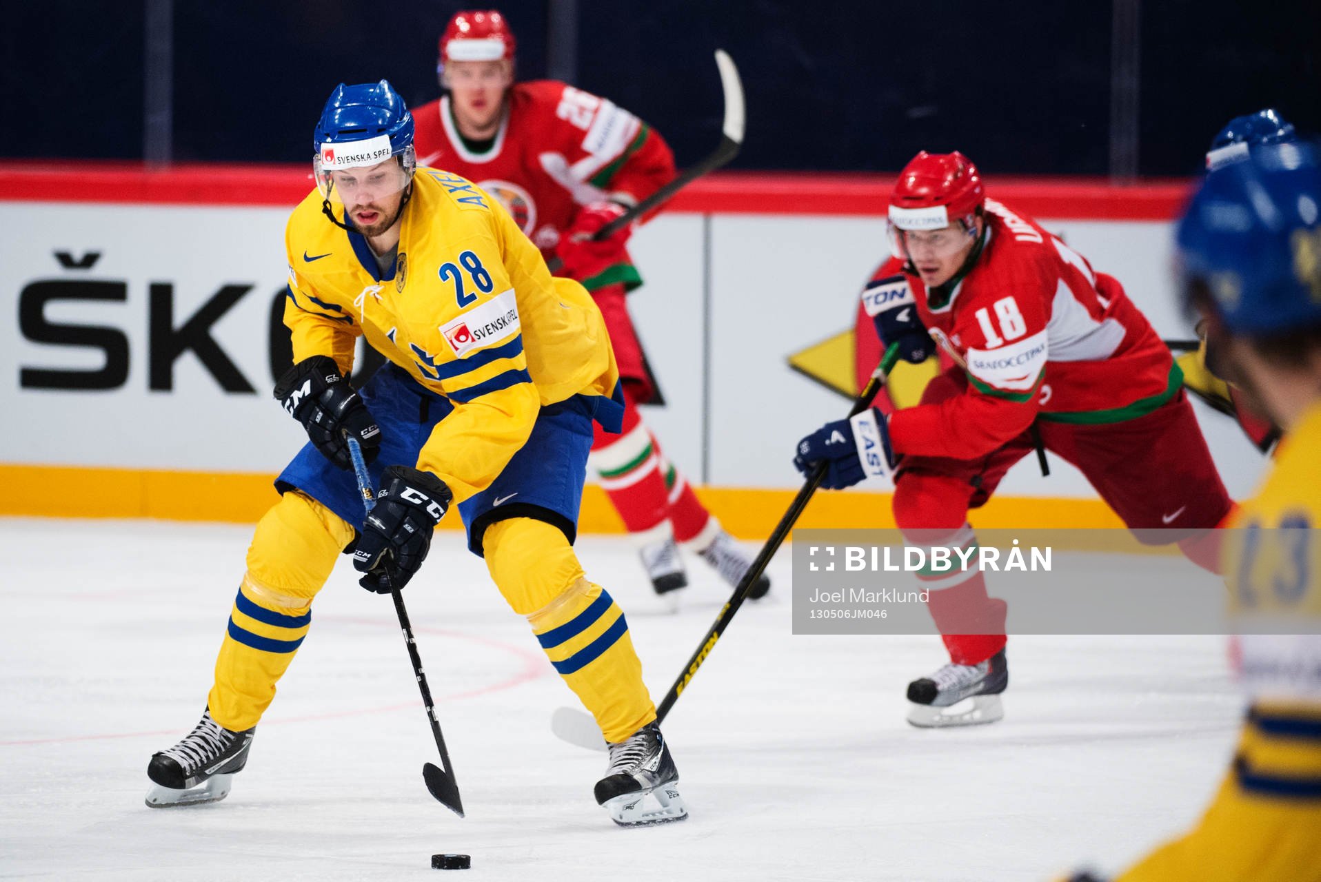 Sveriges Dick Axelsson kontrollerar pucken i matchen mellan