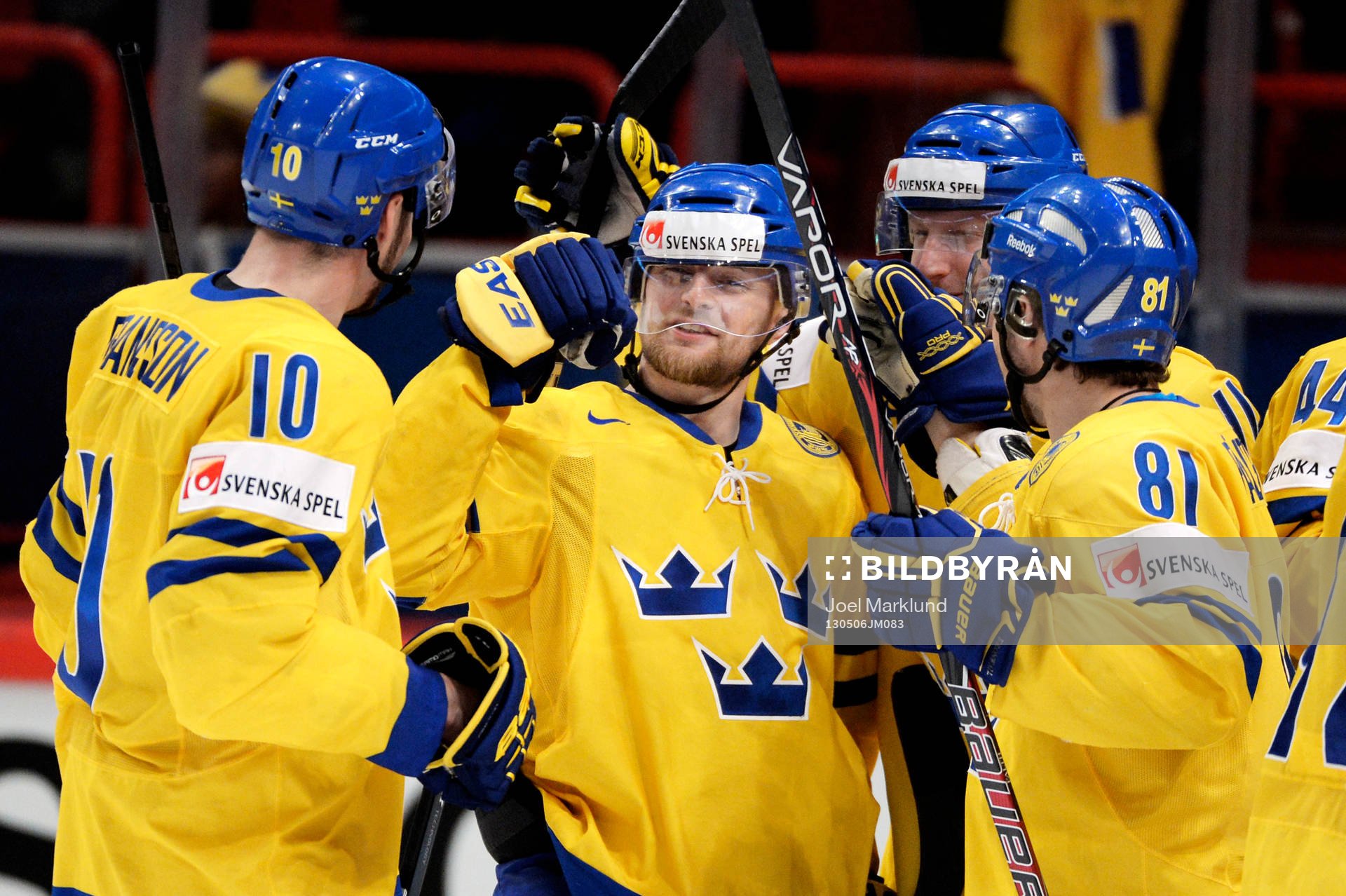 Sveriges Fredrik Pettersson kramas om
