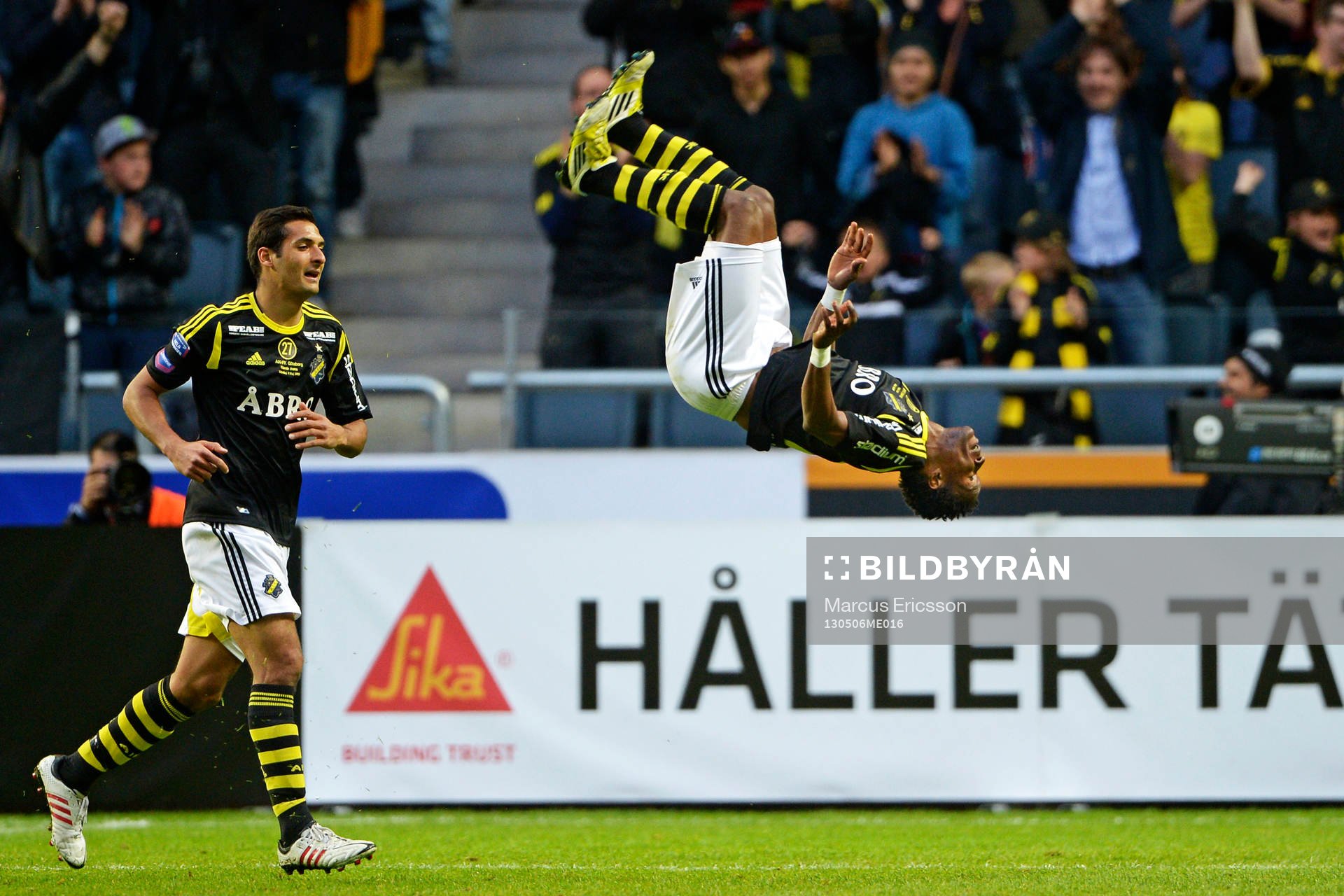 Fotboll, Allsvenskan, AIK - Göteborg: Kennedy Igboananananike, AIK, jublar genom att slå en volt på planen efter han gjort 1-1. 