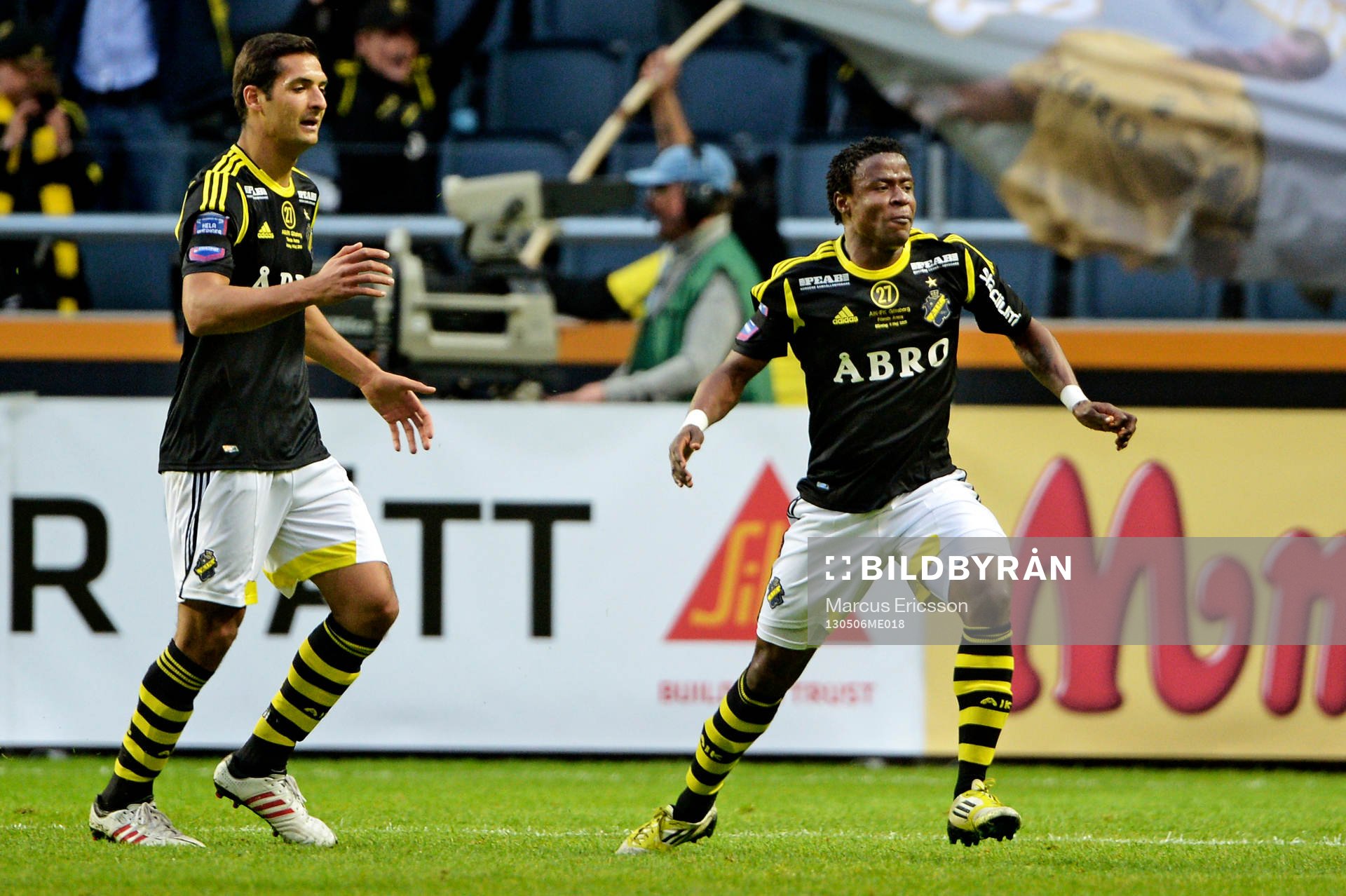 Fotboll, Allsvenskan, AIK - Göteborg: Kennedy Igboananananike, AIK jublar efter han gjort 1-1.