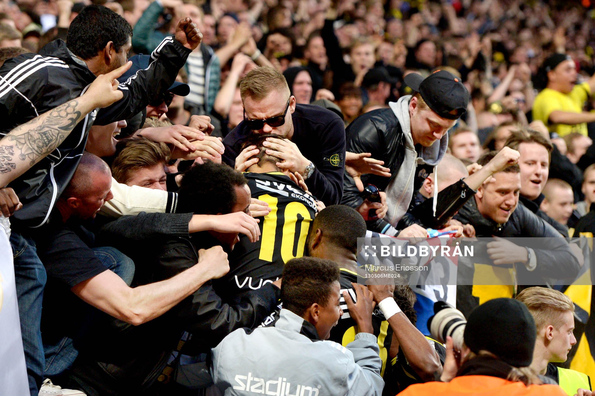 En supporter kysser Celso Borges, AIK på huvudet