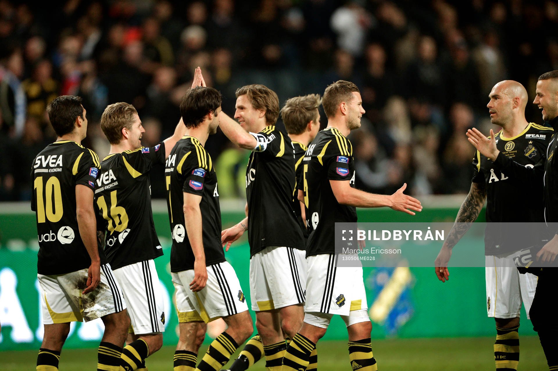 AIK spelarna firar segern