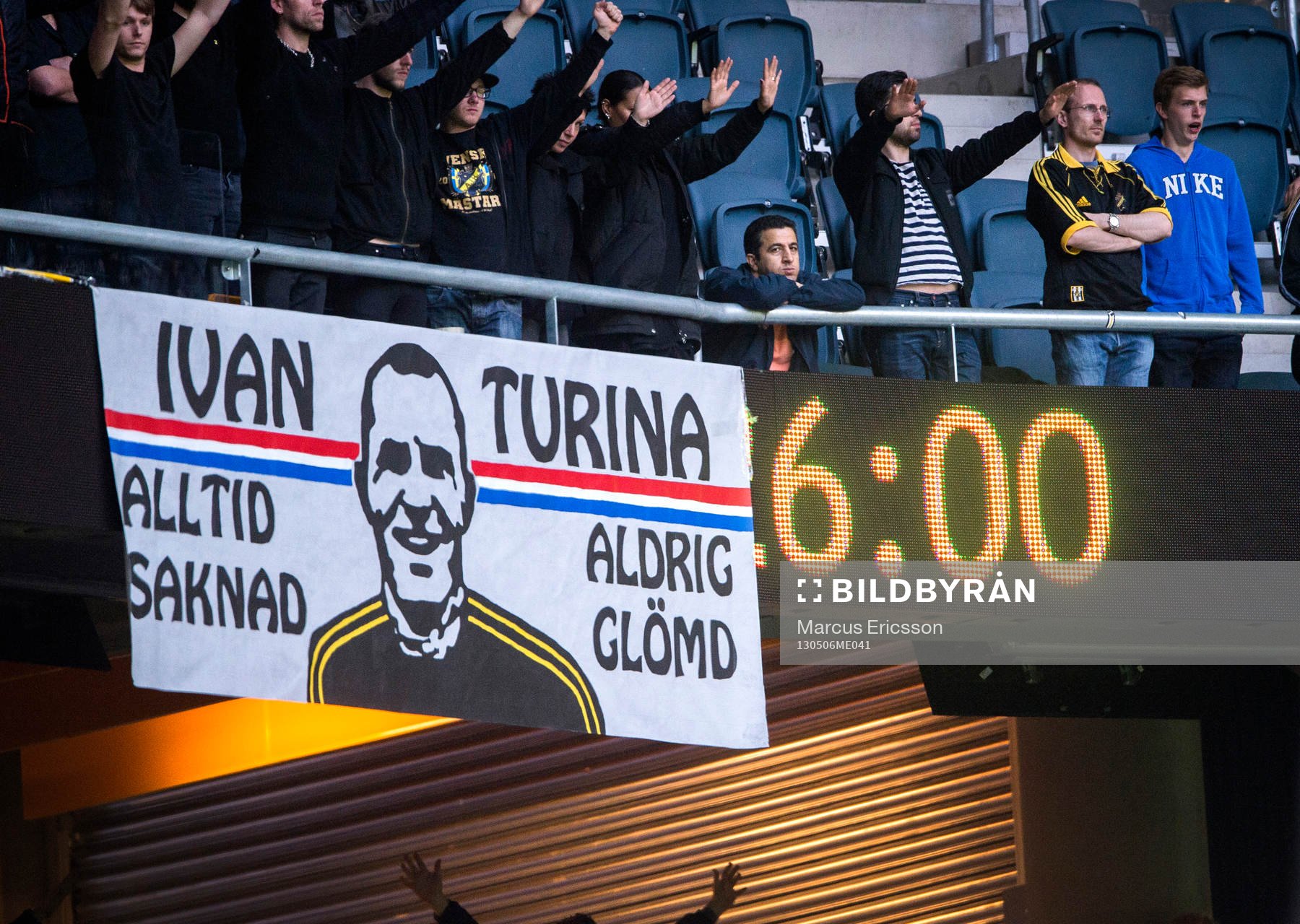Spelat stannade upp med en lång applåd i
