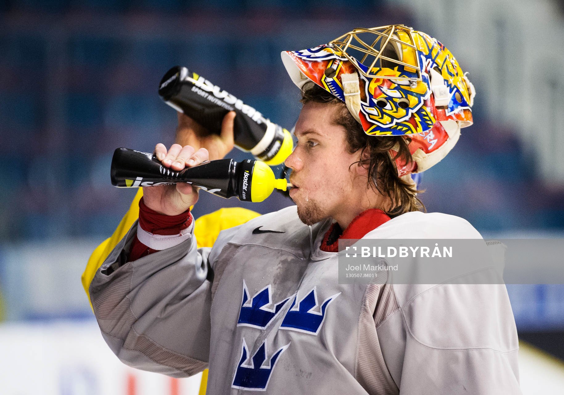 Målvakten Jacob Markström dricker vatten