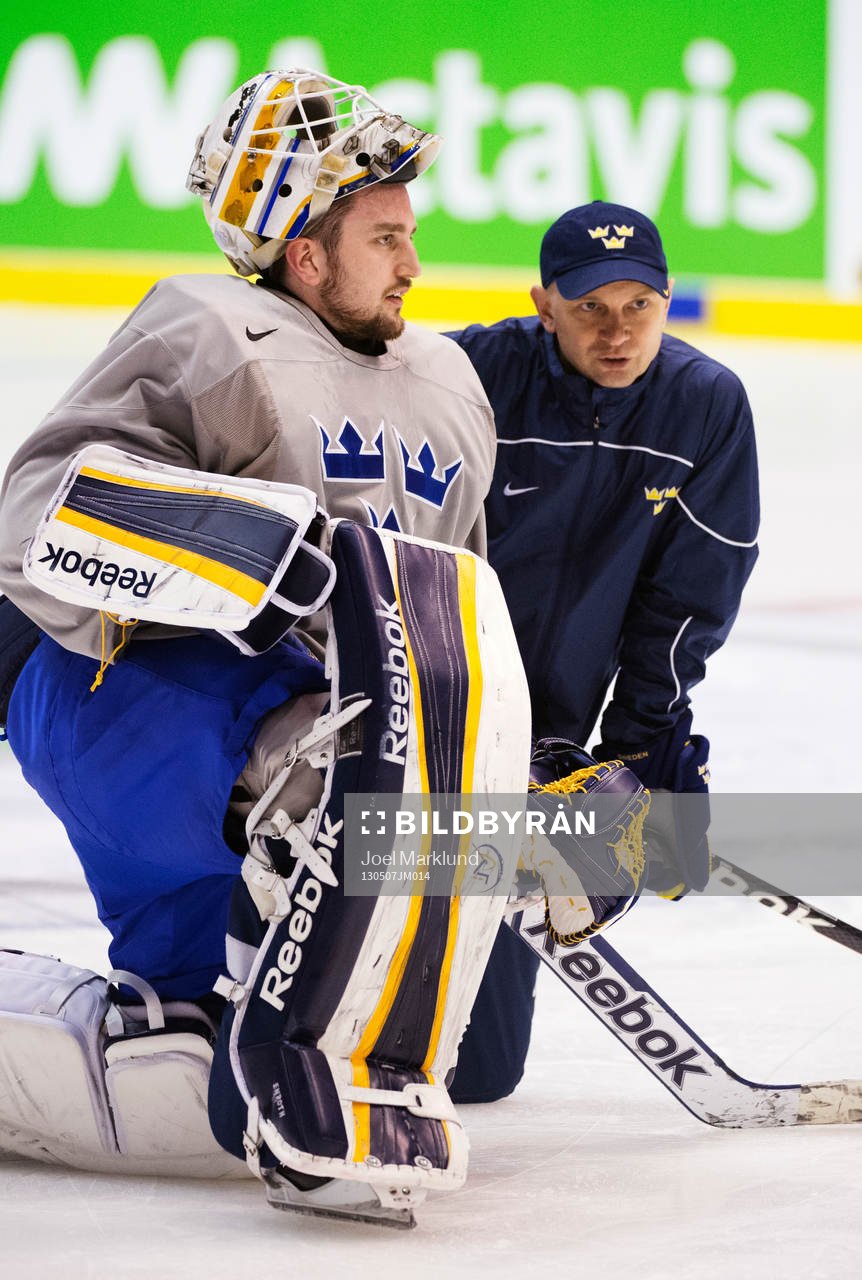 Jhonas Enroth och Stefan Ladhe, målvaktstränare, på