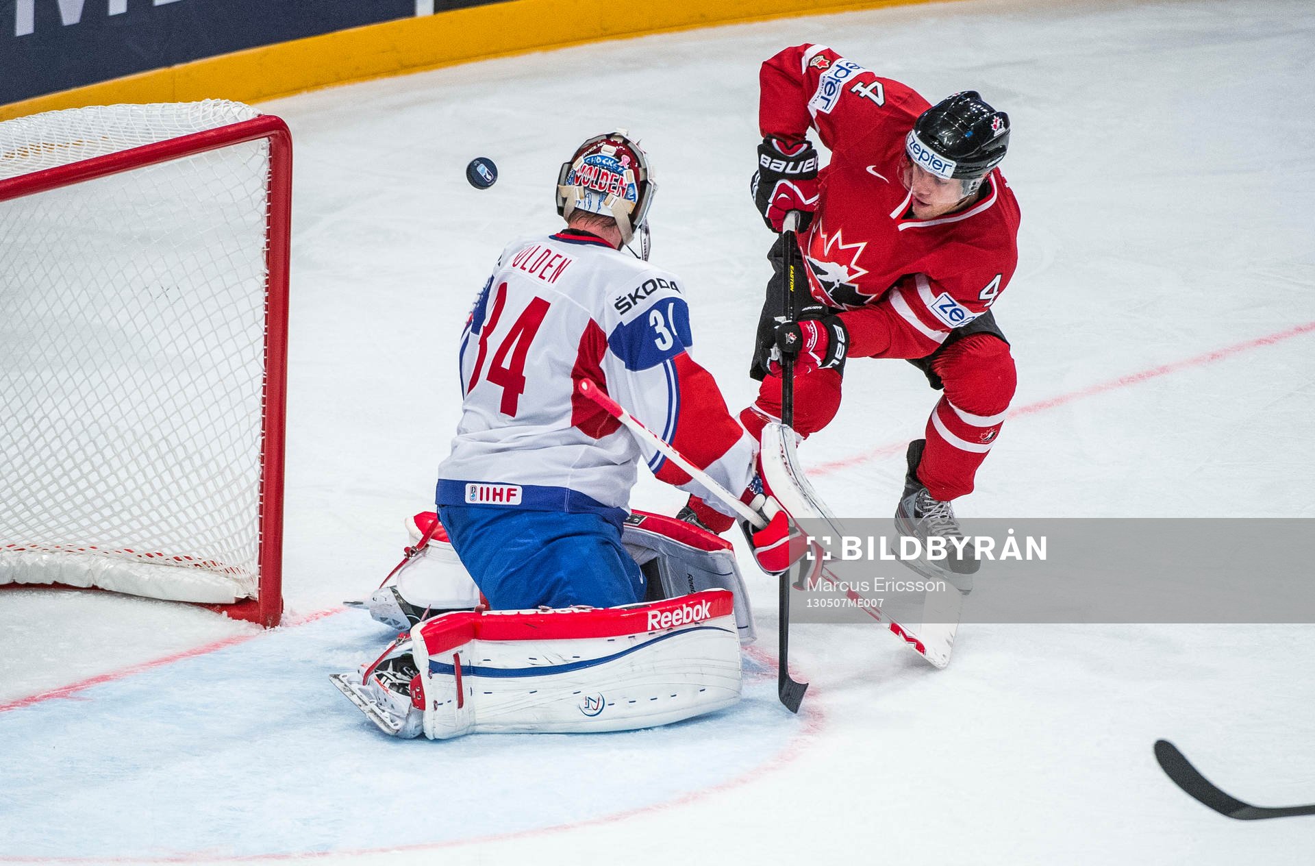 Taylor Hall, Kanada utmanar Lars Volden, målvakt Norge