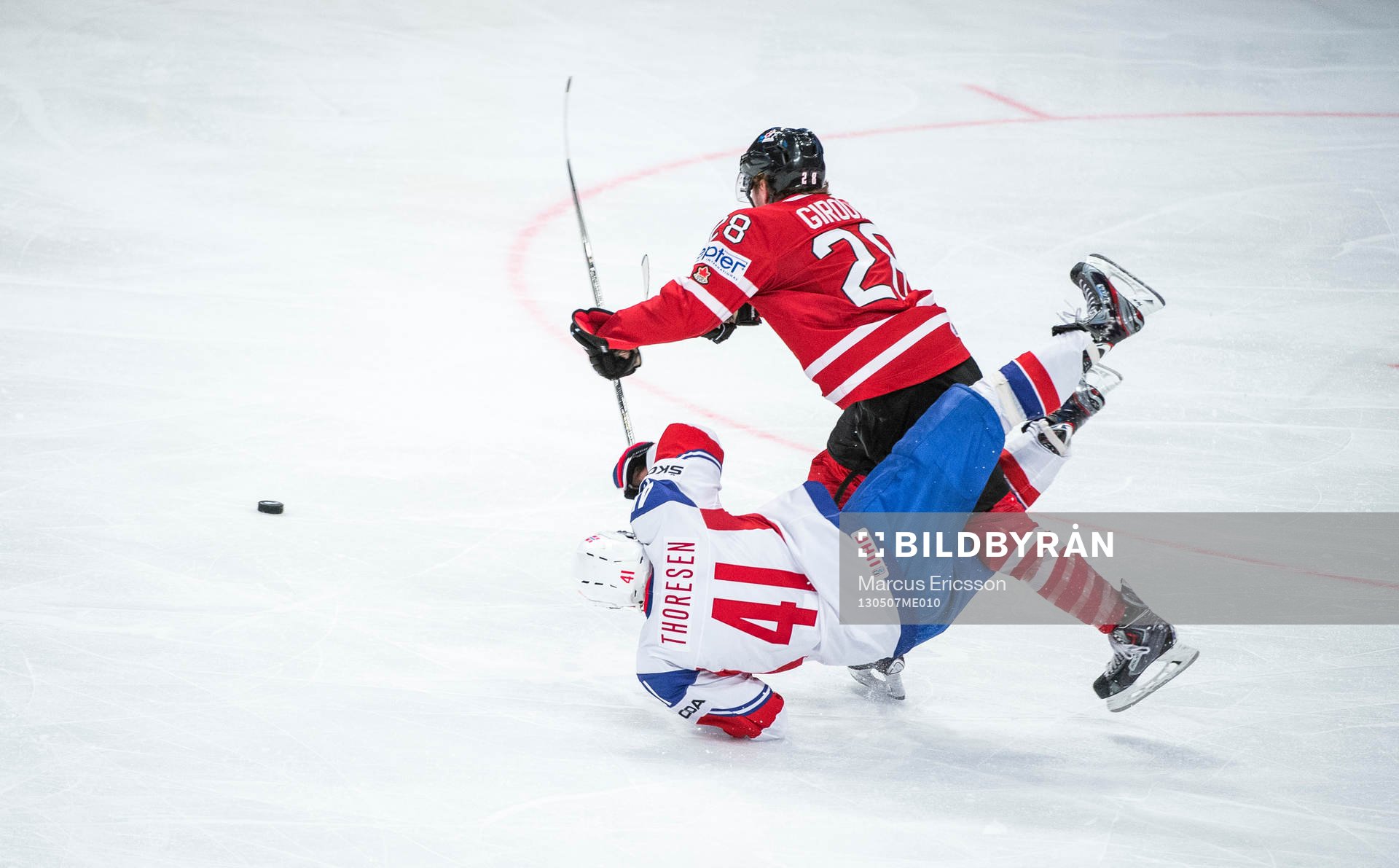 Kanadas Claude Giroux tacklar Patrick Thoresen, Norge