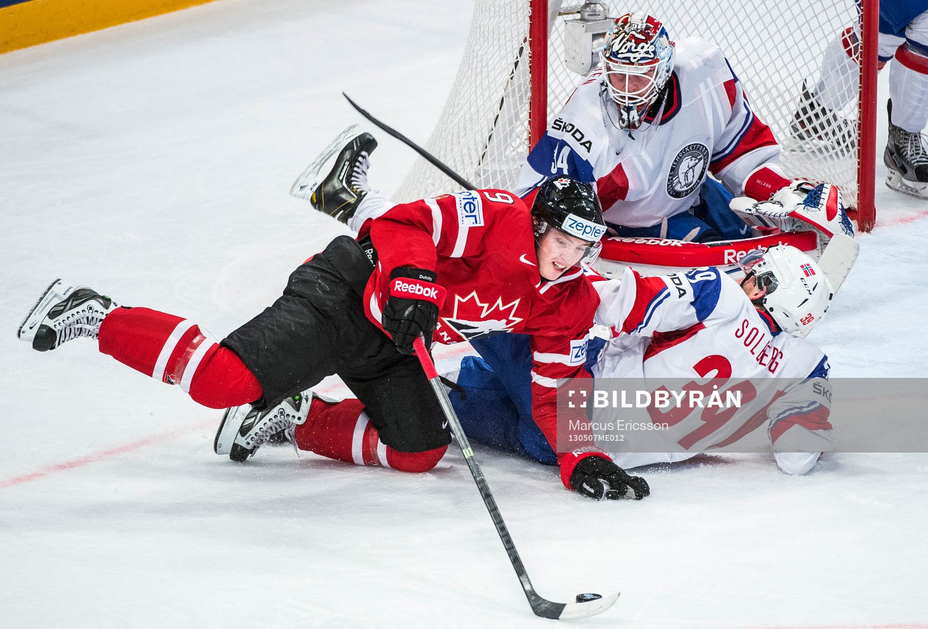 Matt Duchene, Kanada pressar Norges försvar och Henrik