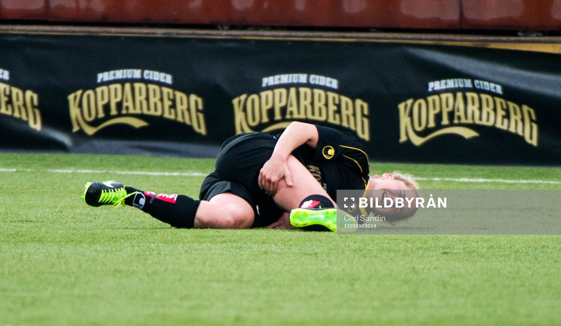 Fotboll, Damallsvenskan, Kopparbergs Göteborg - Umeå: Camille Levin, Kopparbergs Göteborg, ligger skadad på planen och tar sig för höger lår.