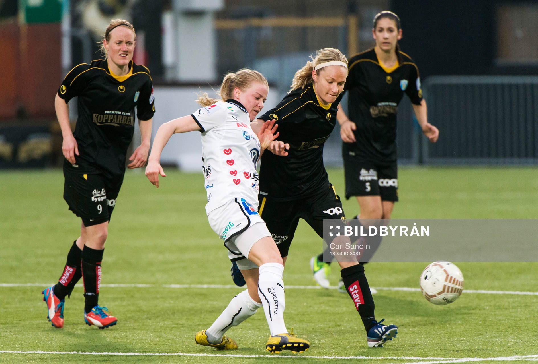 Fotboll, Damallsvenskan, Kopparbergs Göteborg - Umeå: Jenny Hjohlman, Umeå, i närkamp med Stina Segerström, Kopparbergs Göteborg.