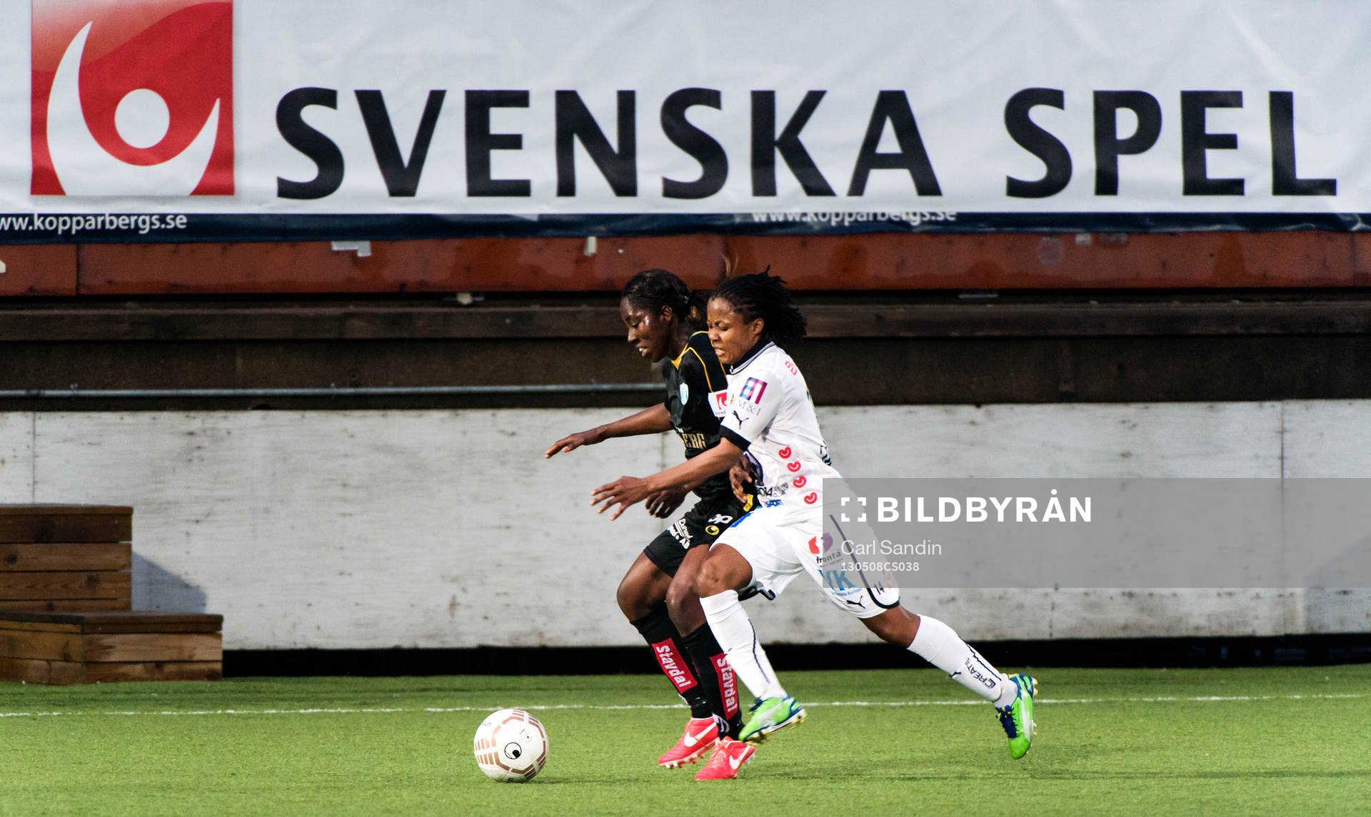 Fotboll, Damallsvenskan, Kopparbergs Göteborg - Umeå: Anita Asante, Kopparbergs Göteborg, i närkamp med Ogonna Chukwudi, Umeå.