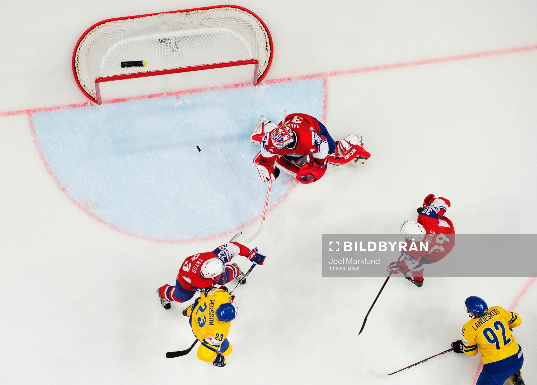 Norges målvakt Lars Haugen ser 0-1-pucken från Sveriges