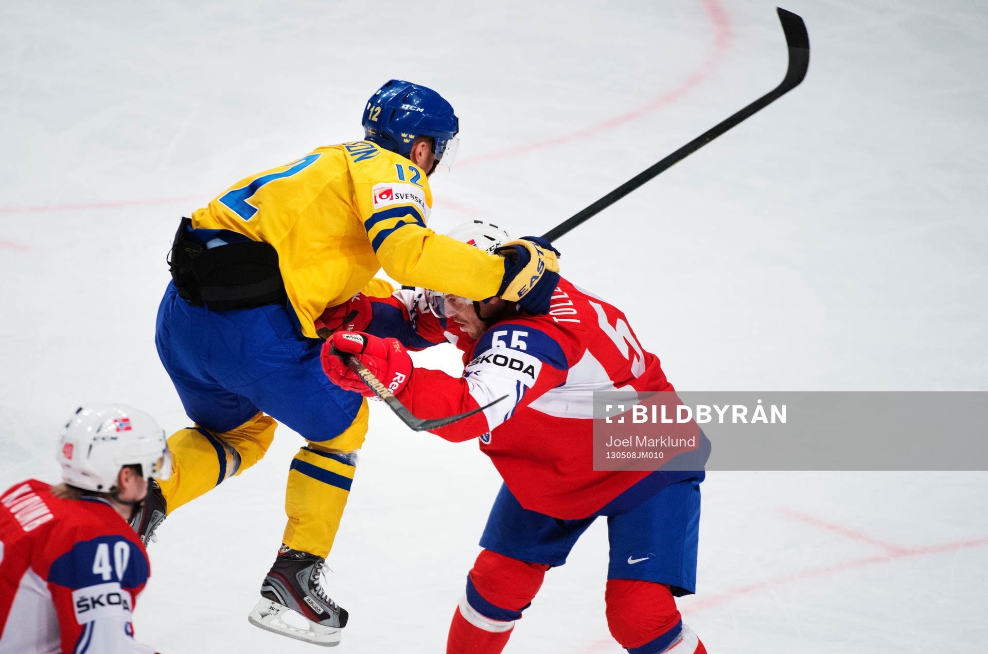 Sveriges Fredrik Pettersson hoppar upp på Norges