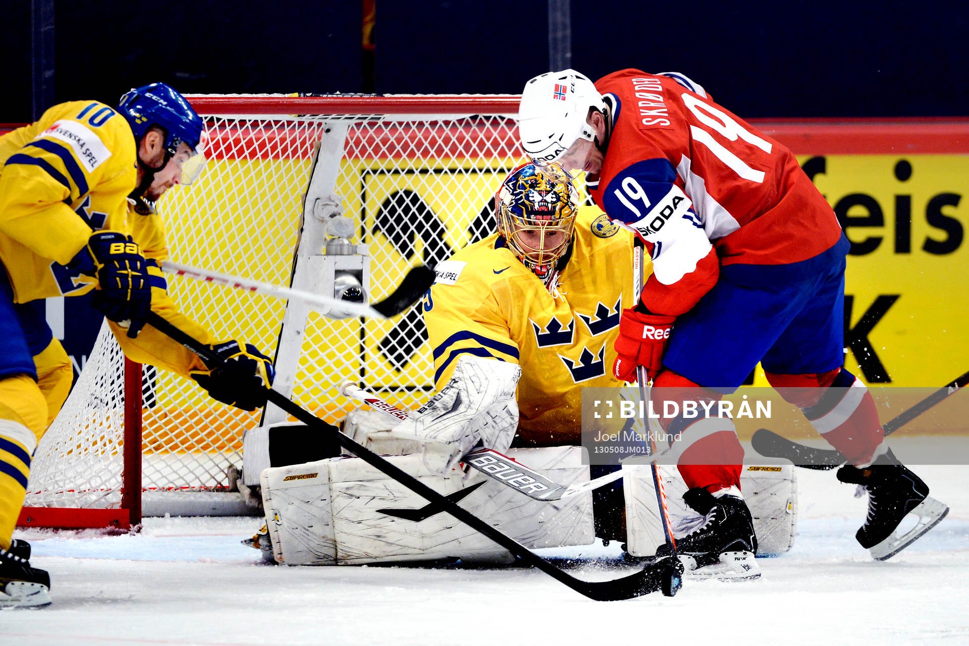 Sveriges Johan Fransson och Jacob Markström, målvakt, ser