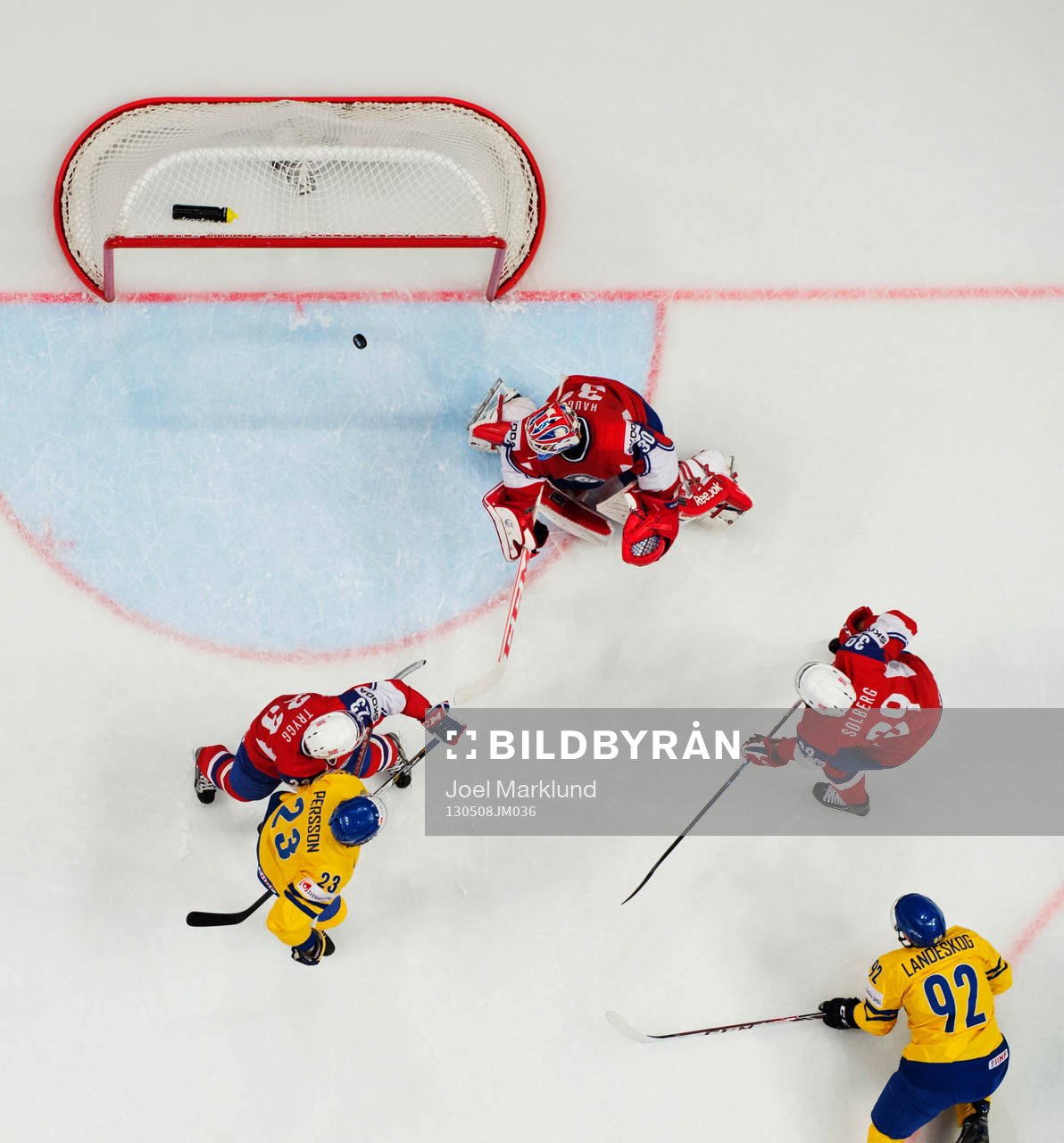 Norges målvakt Lars Haugen ser 0-1-pucken från Sveriges