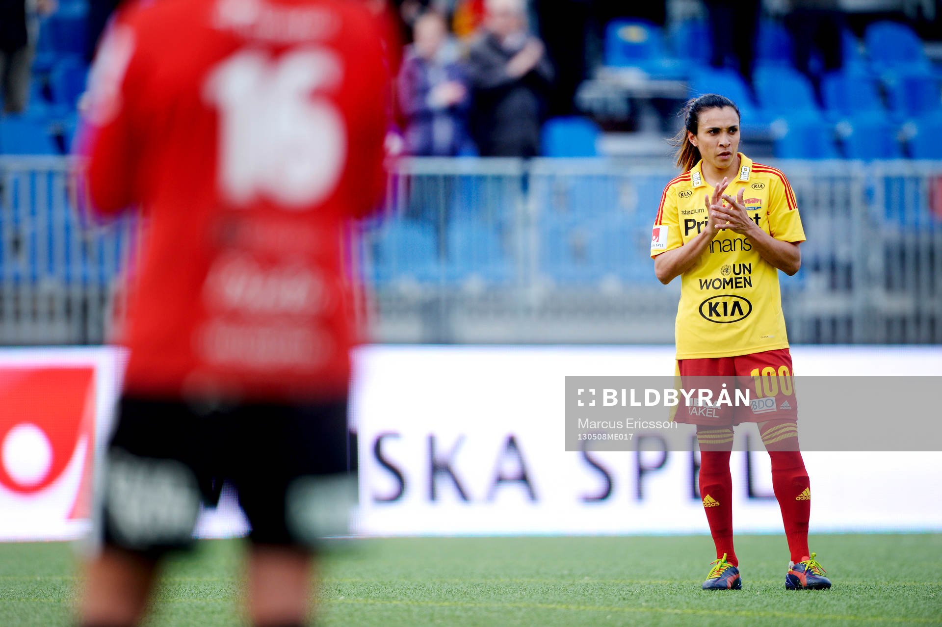 Fotboll, Damallsvenskan, Tyresö - Piteå: Spelet stannar upp i den 27e minuten för att hedra Ivan Turina. Marta Vieira da Silva, Tyresö.