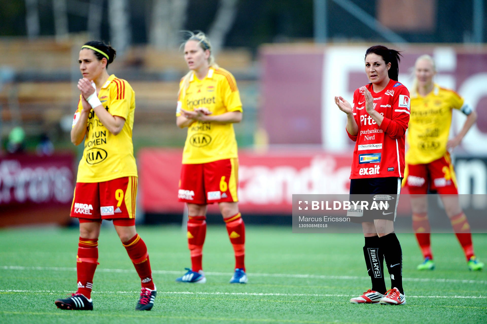 Fotboll, Damallsvenskan, Tyresö - Piteå: Spelet stannar upp i den 27e minuten för att hedra Ivan Turina. 