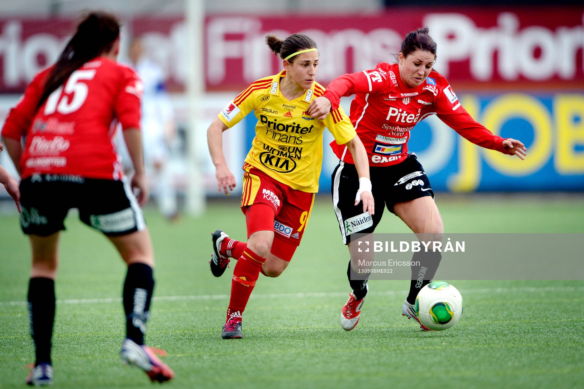 Fotboll, Damallsvenskan, Tyresö - Piteå: Veronica Boquete, Tyresö och Josefin Johansson, Piteå kämpar om bollen.