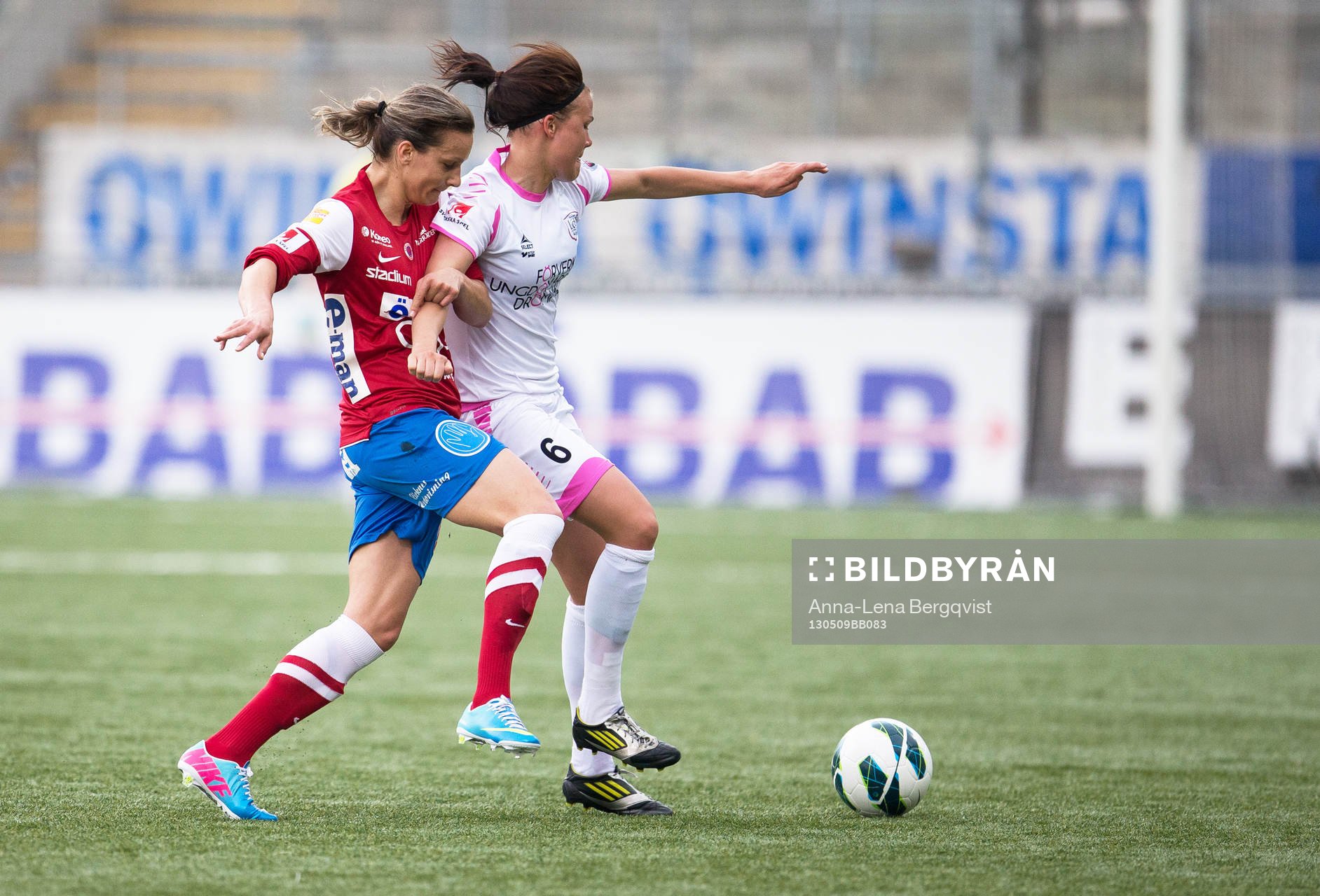 Lucie Martínková KIF Örebro och Katrine Veje FC Malmö