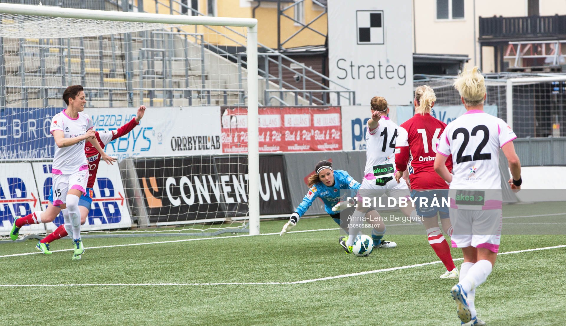 Stephanie Labbé målvakt KIF Örebro räddar anfall av FC