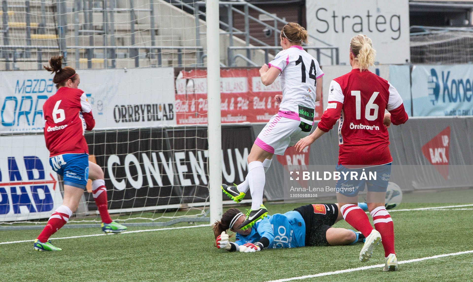 Stephanie Labbé målvakt KIF Örebro räddar anfall av FC
