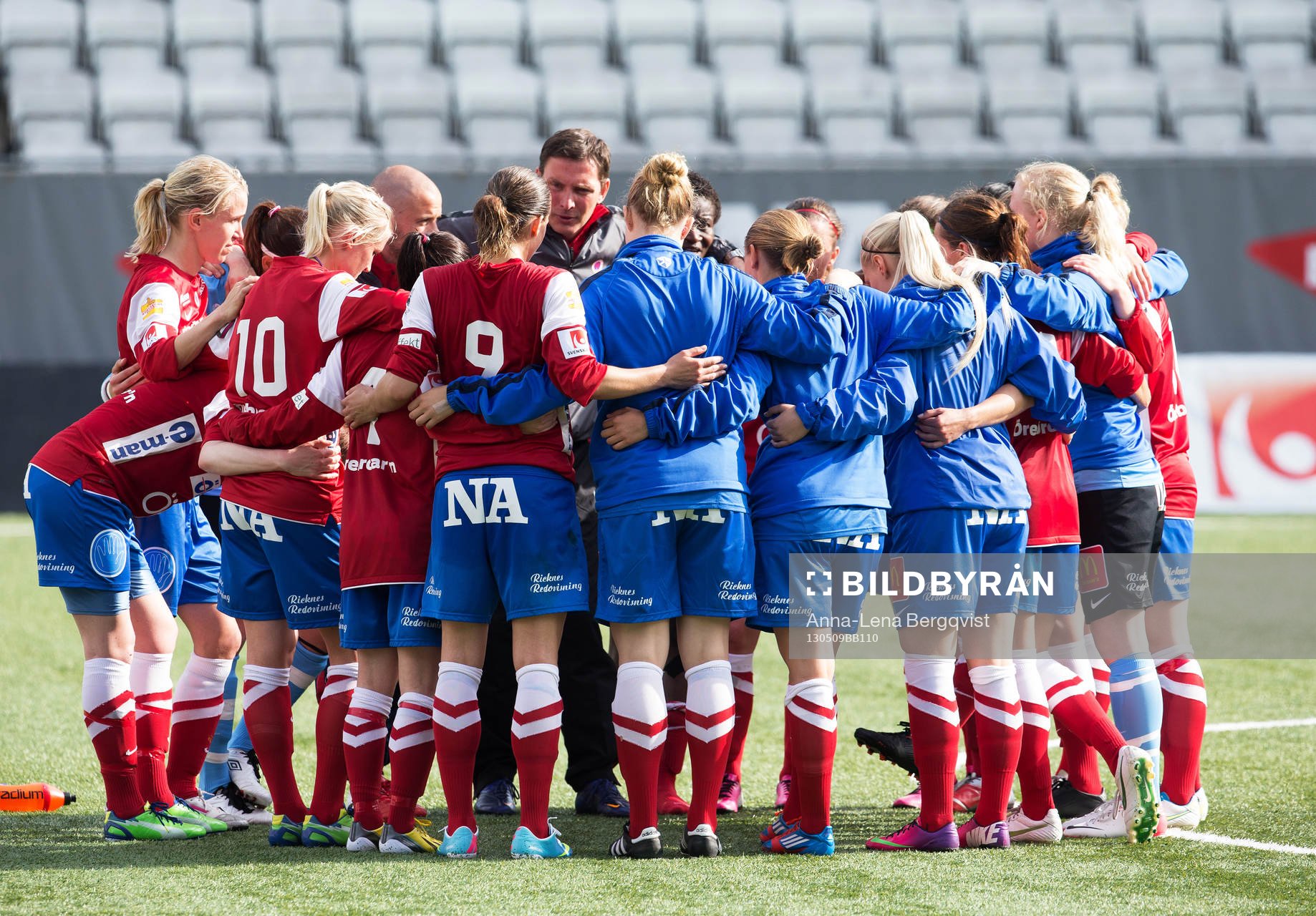 Fotboll, Damallsvenskan, KIF Örebro DFF - LdB FC Malmö : KIF Örebro lagpratar efter slutsignal.