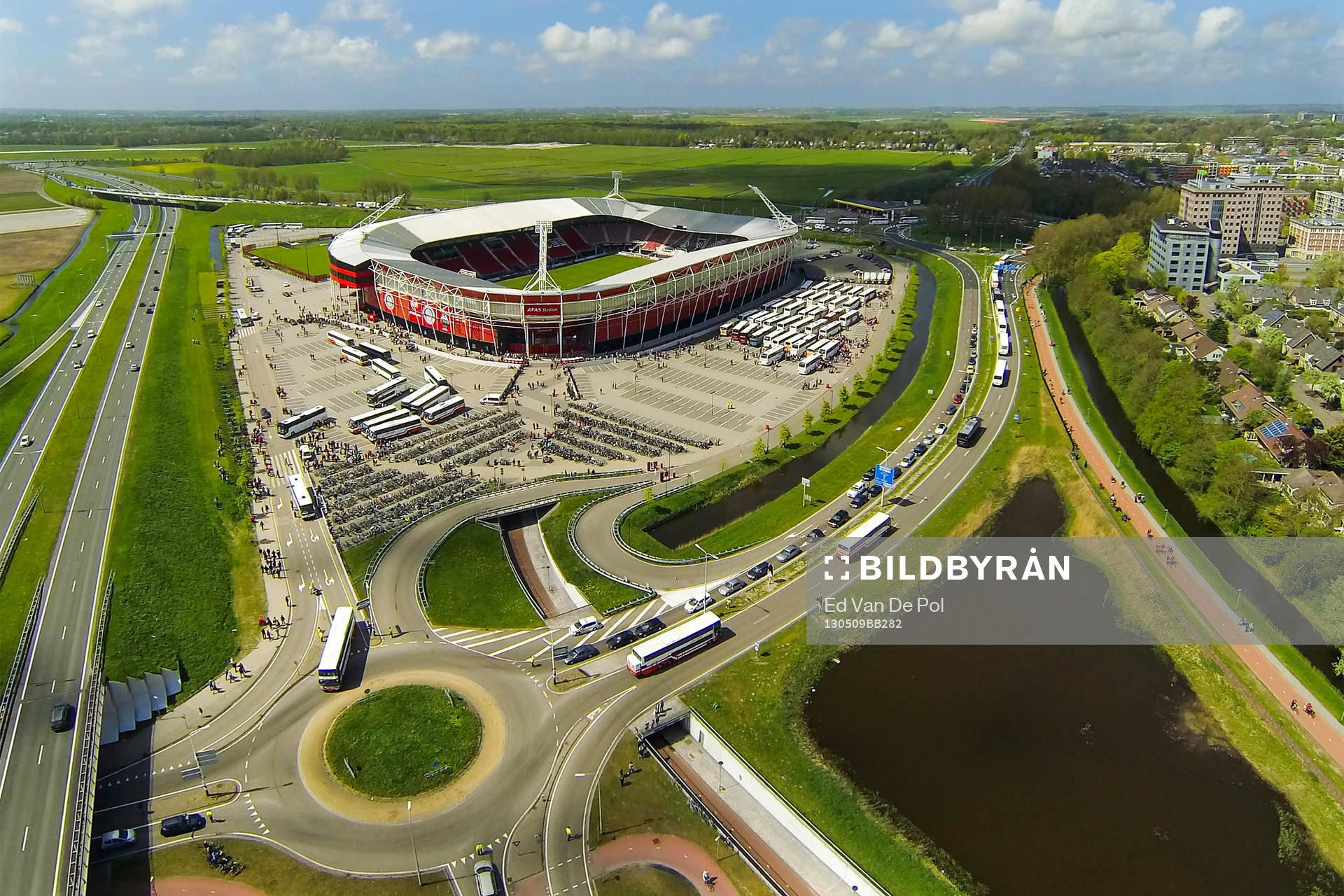  Rotterdam - 09-05-2013, voetbal, finale KNVB Beker, de uittocht van 146 bussen naar De Kuip, AFAS Stadion.