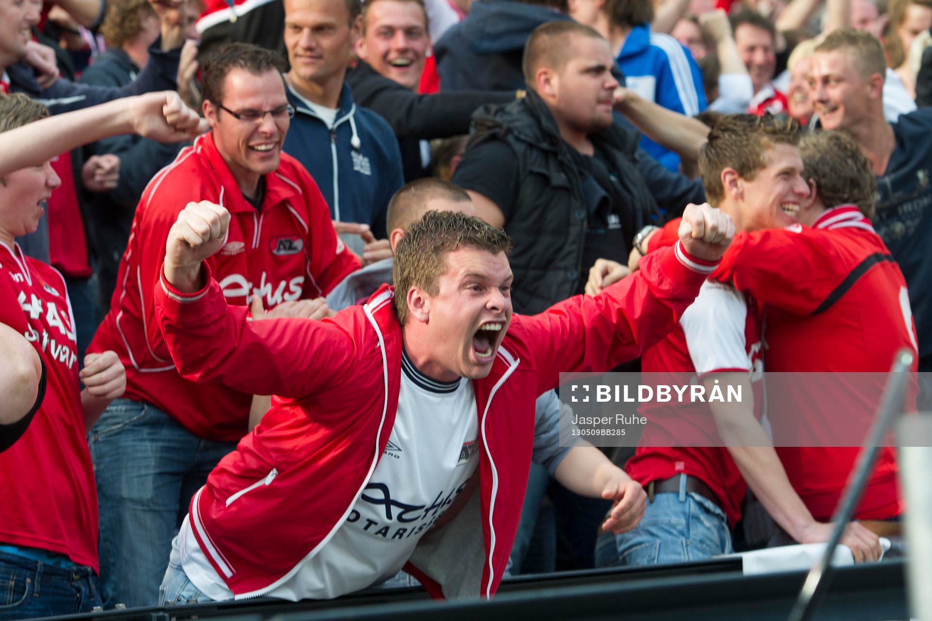  ROTTERDAM , AZ - PSV Beker , 09-05-2013 , stadion de Kuip ,  Finale KNVB Beker , AZ fan viert de 2-0 .