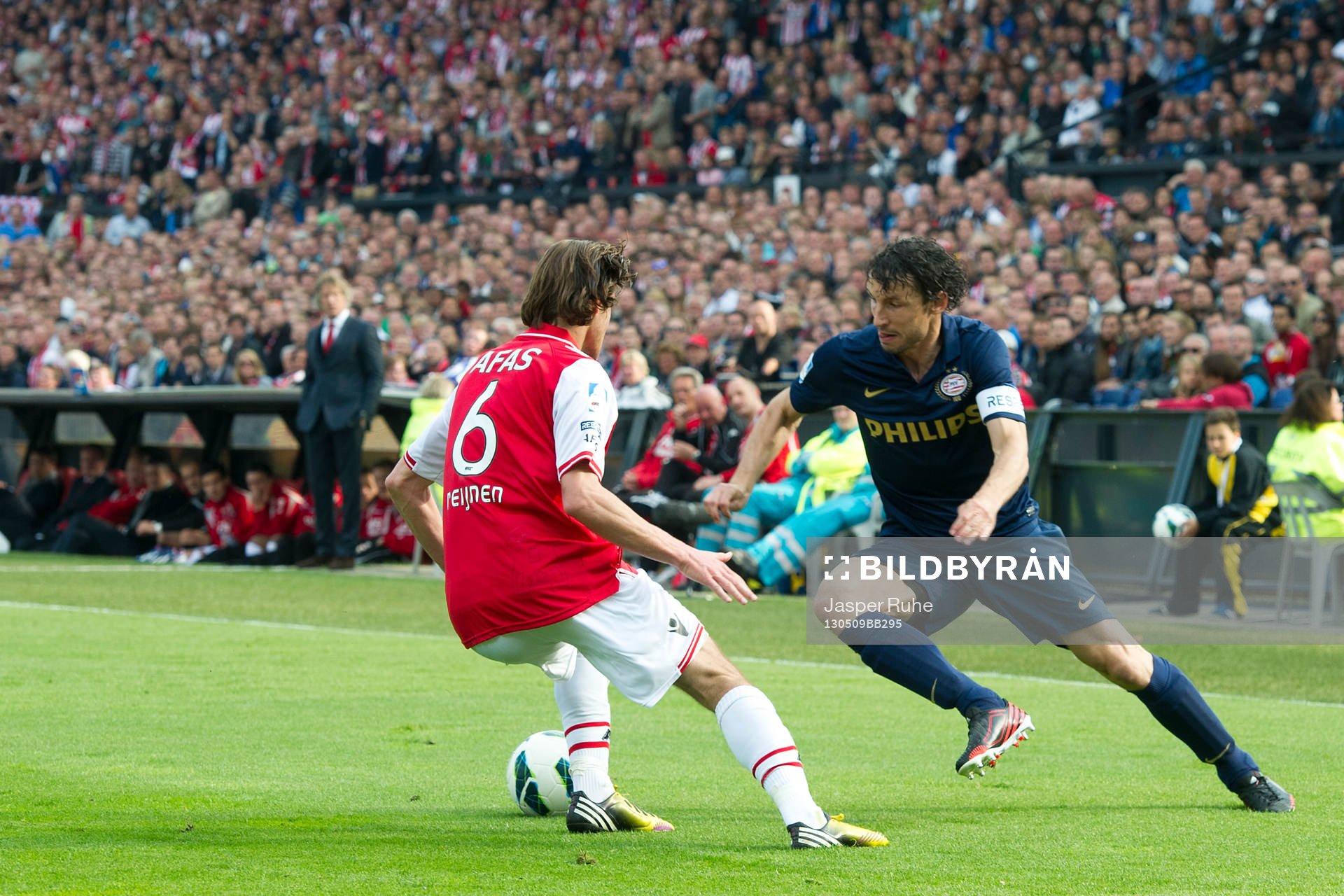 ROTTERDAM , AZ - PSV Beker , 09-05-2013 , stadion de Kuip , Finale KNVB Beker , AZ speler Etienne Reijnen (l) in duel met PSV speler Mark van Bommel (r) .