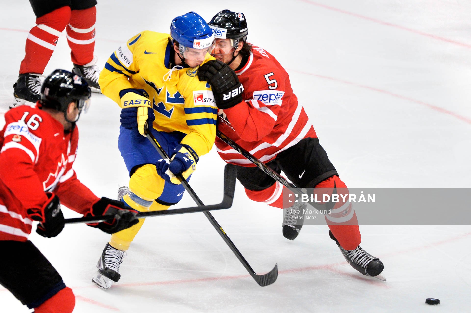 Sveriges Loui Eriksson försöker ta sig förbi Kanadas