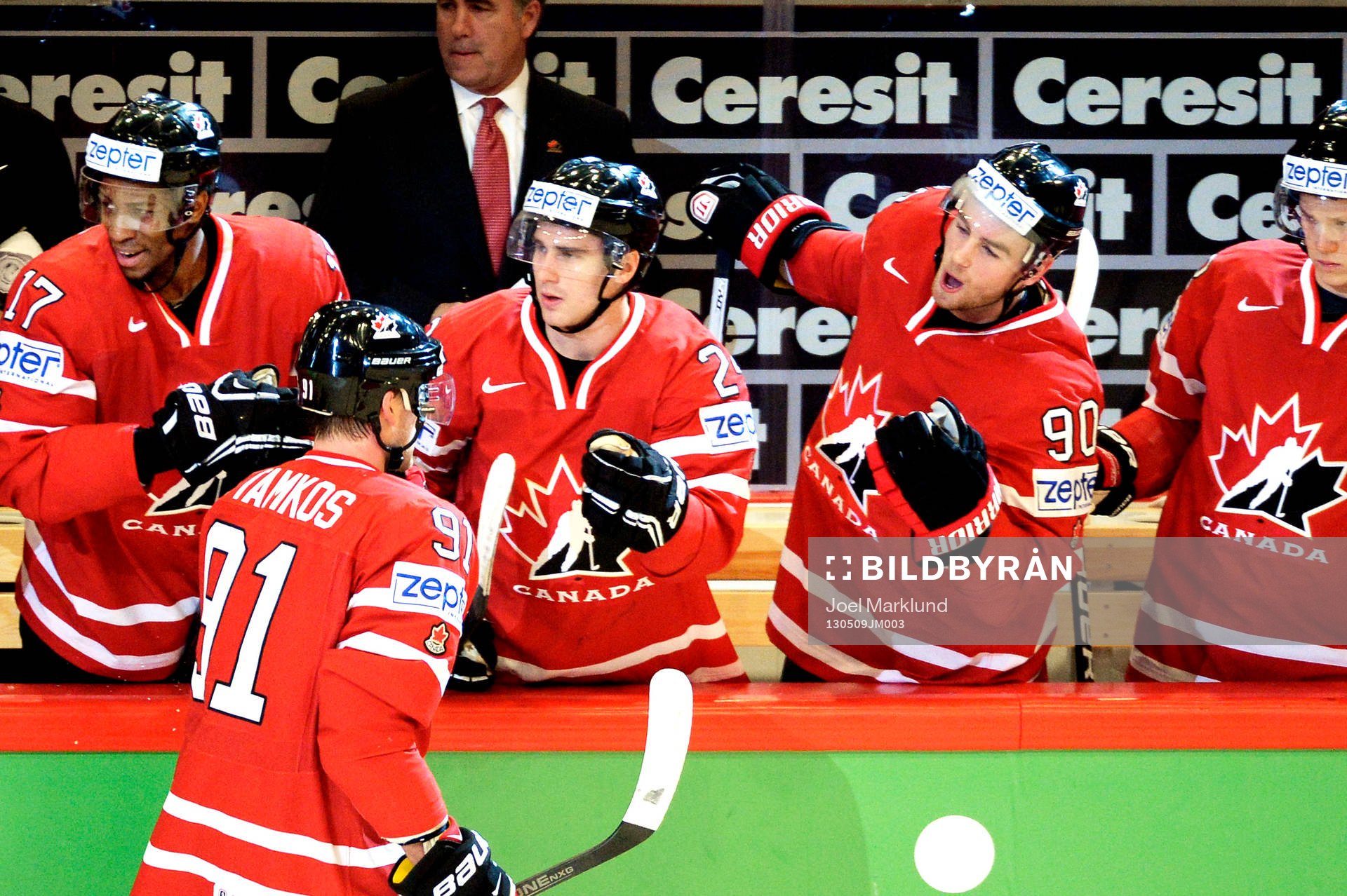 Kanadas Steven Stamkos gratuleras till sitt 0-1 mål i