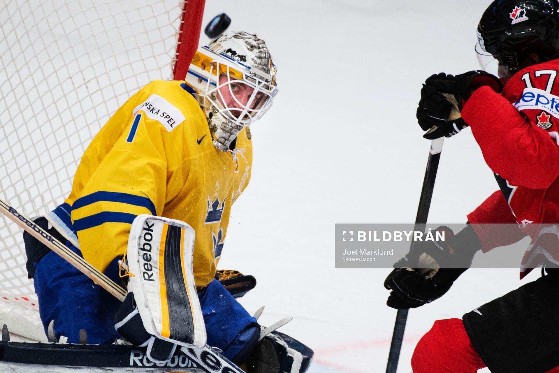 Sveriges målvakt Jhonas Enroth har fokus på pucken när